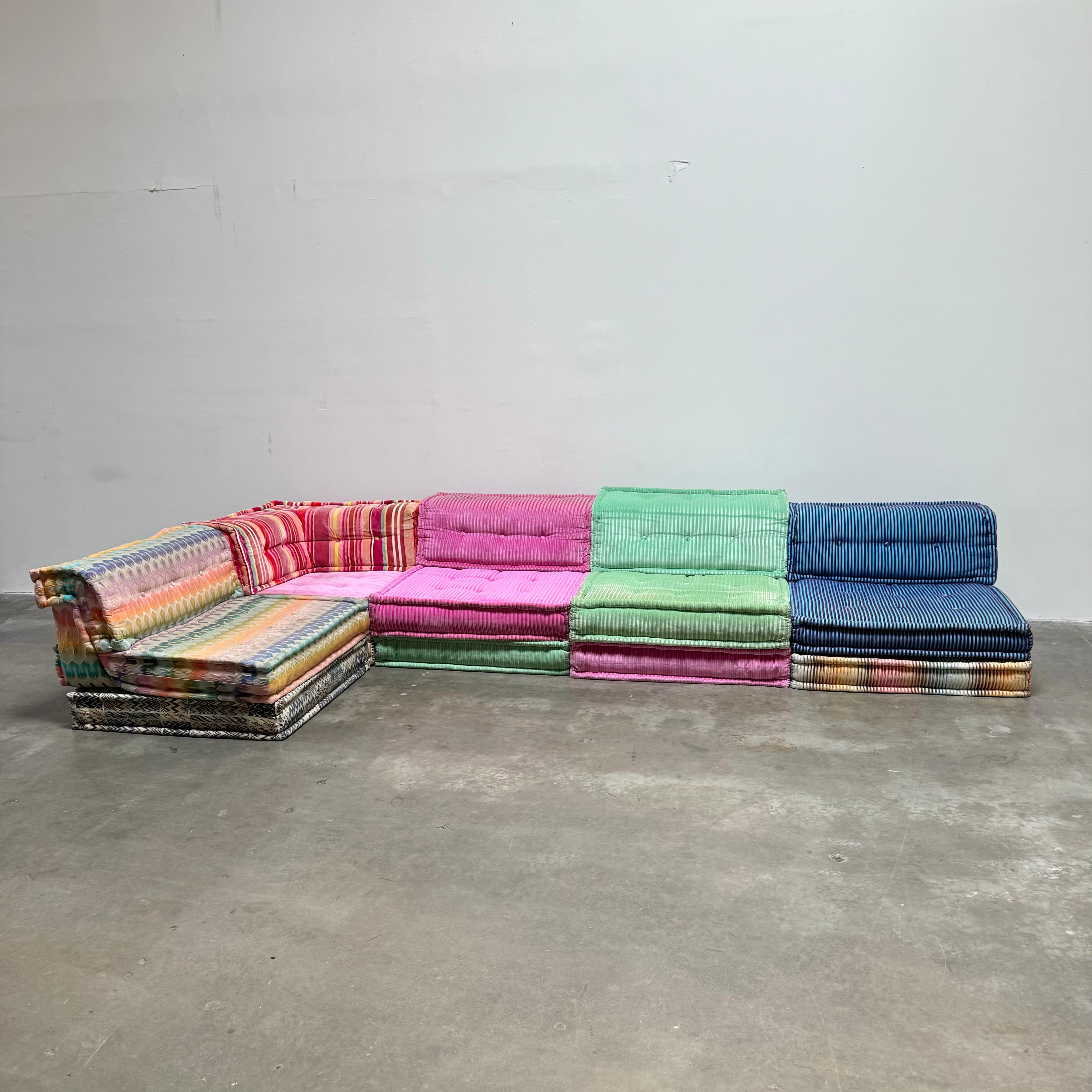 Beautiful 15-piece Mah Jong sofa first designed by Hans Hopfer for Roche Bobois in 1971. Features a combination of Missoni and Roche Bobois fabrics.

The Mah Jong sofa is an iconic model of the Roche Bobois collections offering total freedom of form