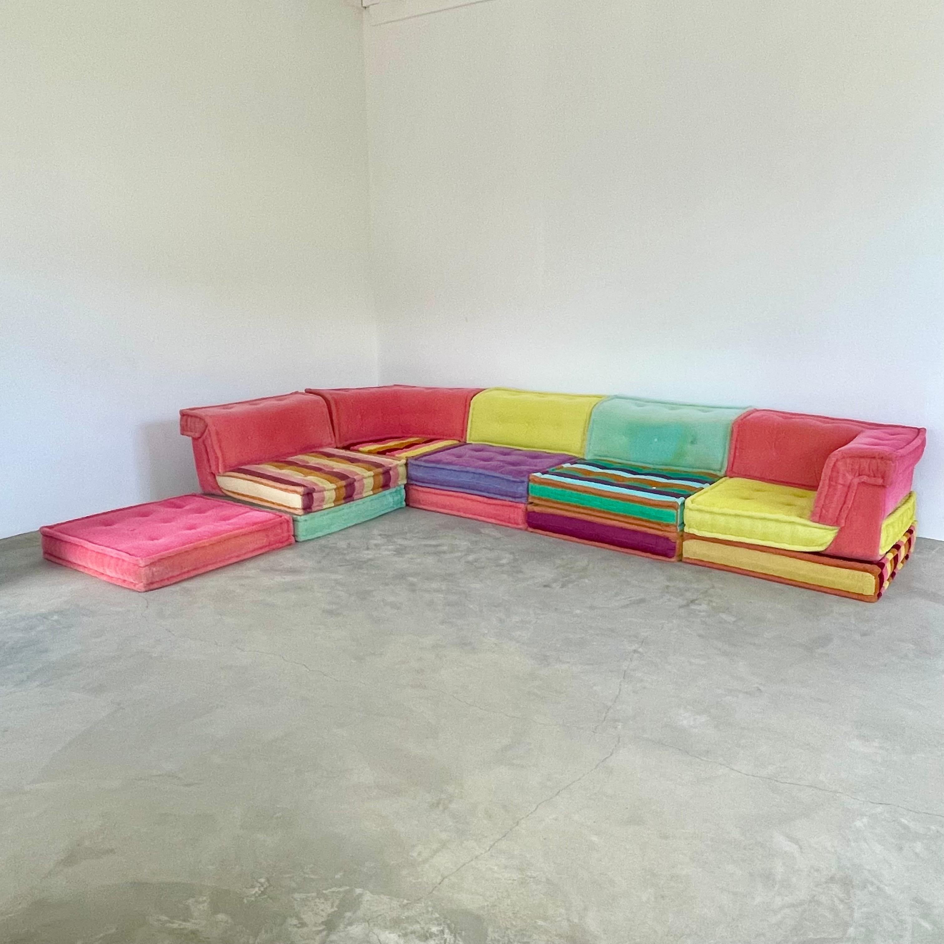 Wunderschönes Mah-Jong-Sofa, entworfen von Hans Hopfer für Roche Bobois. Ein ikonisches Sofadesign, hergestellt in Italien in einem schönen und lebhaften Cord. Ein besonders großes Set, das 12 Bodenkissen, 3 Rückenlehnen und 2 Eckstücke sowie 4