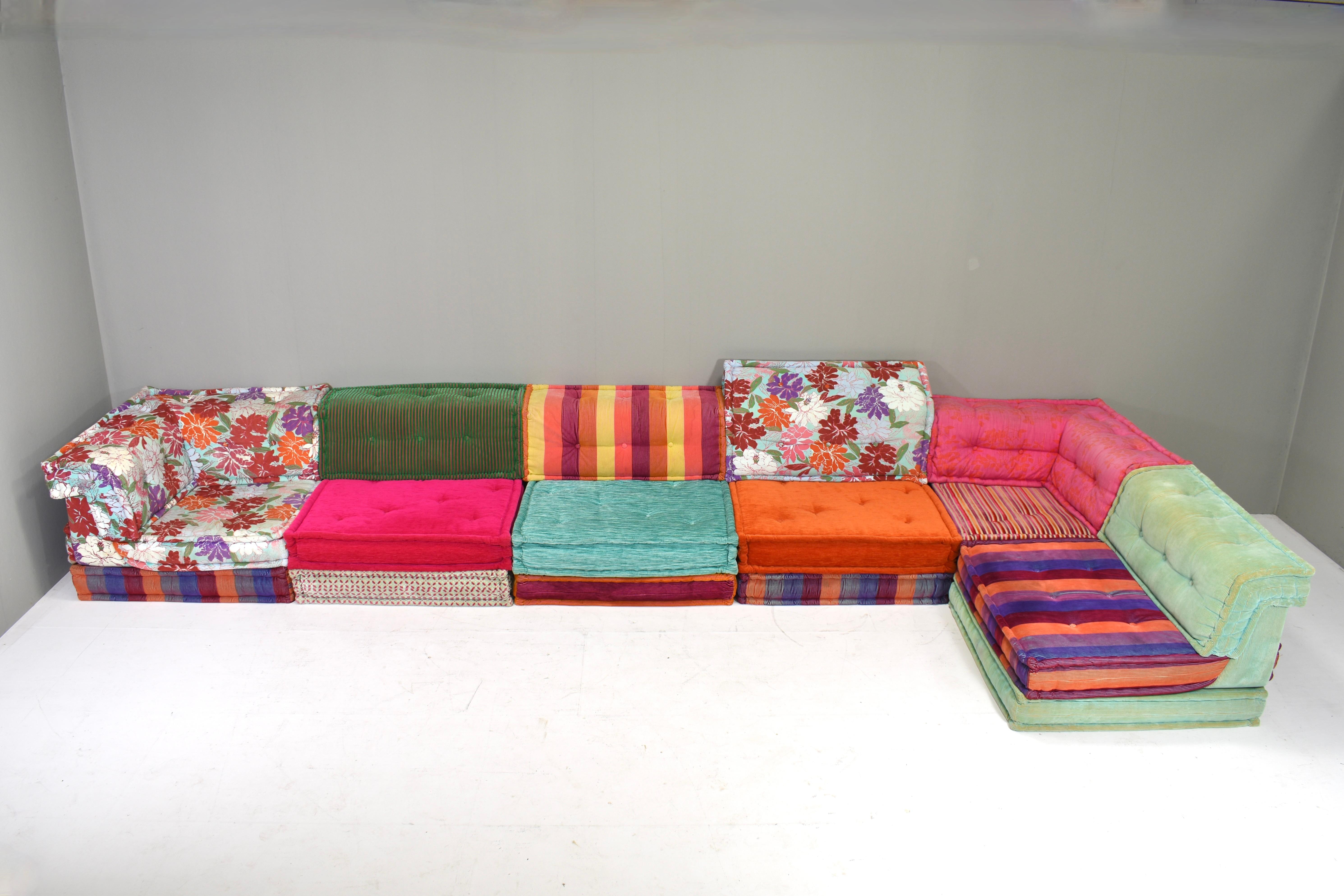 Large Mah Jong sectional sofa in original fabric designed by Hans Hopfer for Roche Bobois in original Missoni fabric, France circa 1970. It contains 12 cushions, 4 backs and 2 cornerbacks.

Designer: Hans Hopfer
Manufacturer: Roche Bobois
Model: