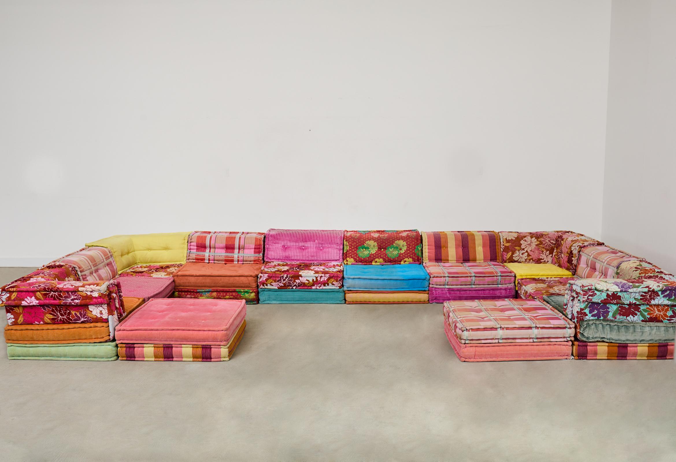Monumental canapé sectionnel Mah Jone du 20e siècle, conçu par Hans Hopfer pour Roche Bobois. Ce canapé moderne du milieu du siècle, coloré et festif, a été conçu et fabriqué en France avec des tissus de Kenzo Takada et de Missoni. Le grand ensemble