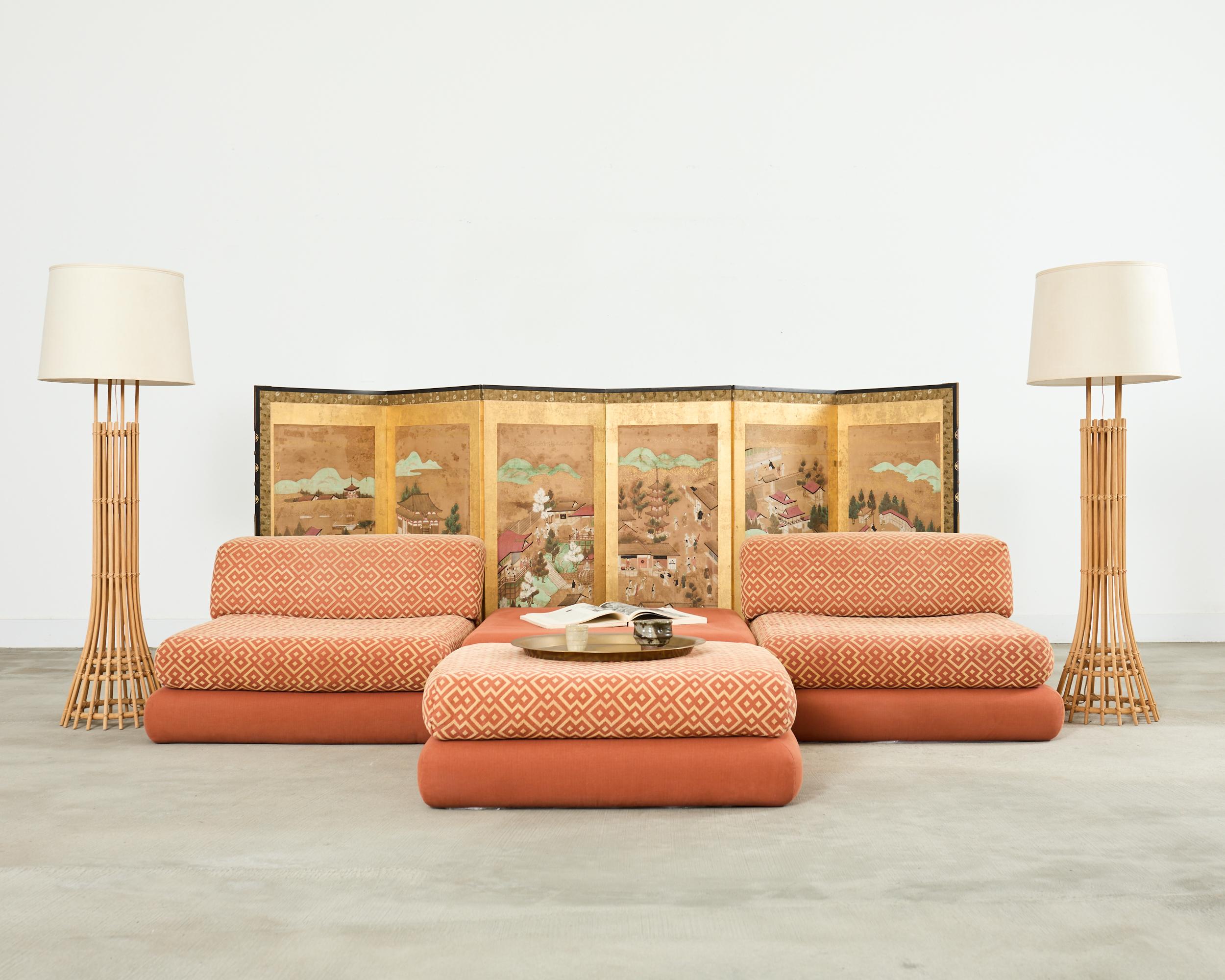Seltene und ikonische 1. Auflage circa 1971 Mah Jong modulares Sektionssofa bestehend aus zehn Elementkissen. Das Sofa wurde von Hans Hopfer für Roche Bobois in diesem avantgardistischen Design entworfen, das eine rundere, weichere Form der Kissen