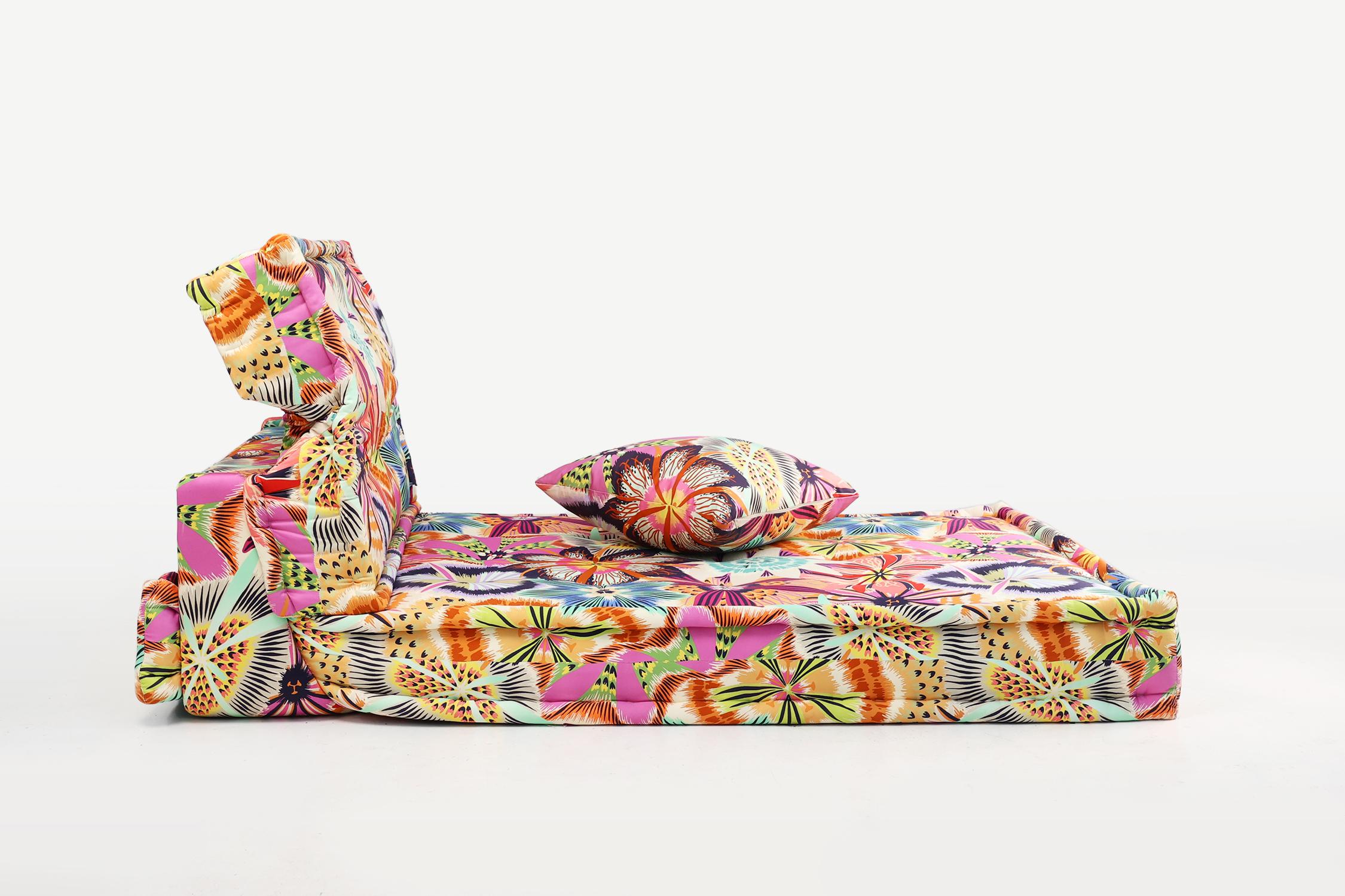 Francia / 1980 / Roche Bobois / Mah Jong / tessuto / metà secolo / Vintage

Un divano vintage Mah Jong Chaise in ottime condizioni, rivestito con tessuti di Missoni. Disegnato da Hans Hopfer nel 1971, il divano Mah Jong è un modello iconico delle