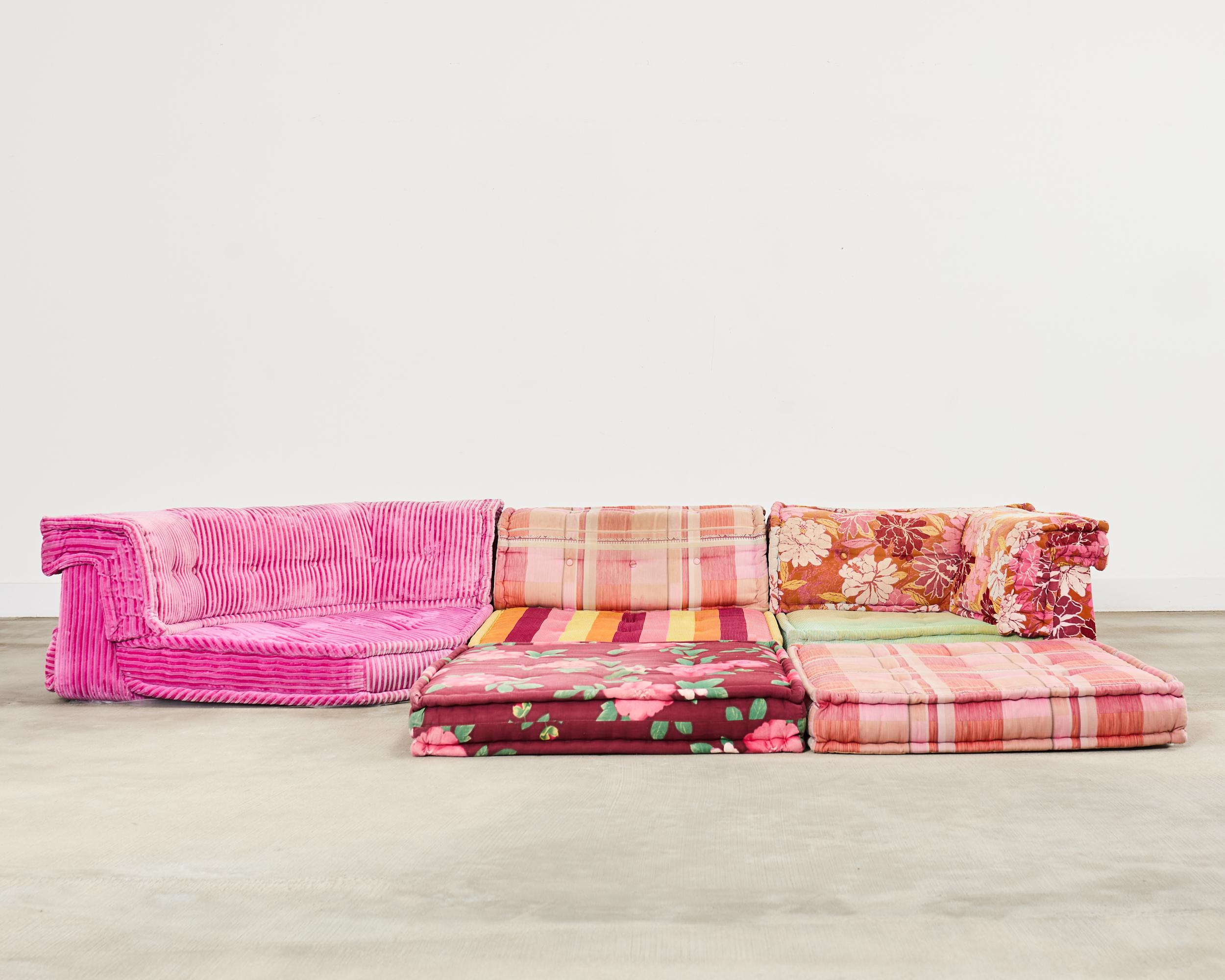 Modulares französisches Sektionssofa aus der Mitte des Jahrhunderts, entworfen von Hans Hopfer für Roche Bobois. Das Sofa besteht aus 8 handgefertigten Elementen mit Stoffen von Kenzo Takada (Japaner 1939-2020) und Missoni, die mit schönen, kühnen,