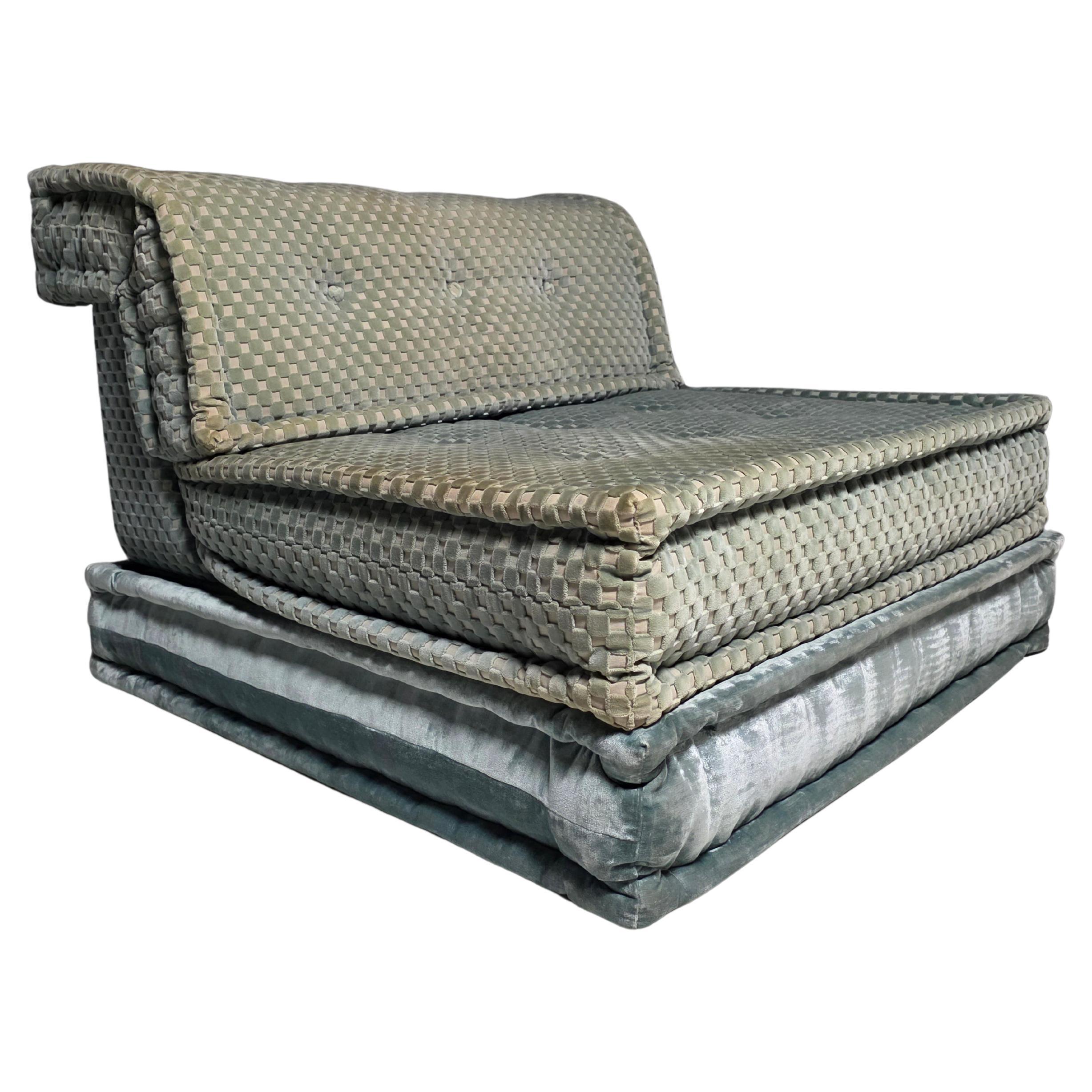 Roche Bobois Mah Liegestuhl/Chaise Lounge. Oberes Kissen von Missoni. 

Dieser Mah-Jongg-Stuhl bringt kultiges Design in jeden Raum. Er ist mit dem für Missoni charakteristischen Webstoff gepolstert und zeichnet sich durch seine reiche Textur, die