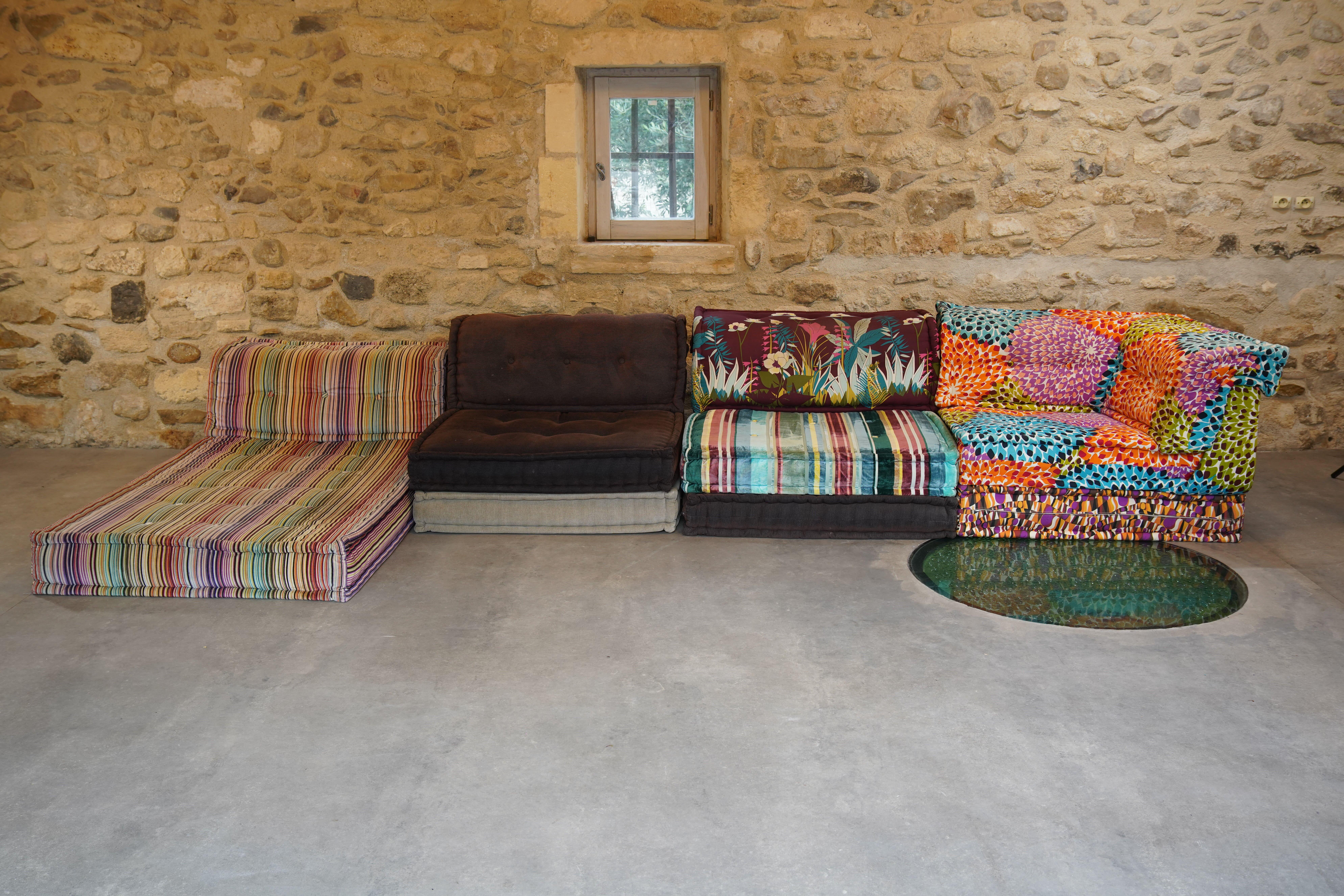 Beautiful 2018 Mah Jong sofa upholstered in Missoni fabric designed by Hans Hopfer for Roche Bobois in 1971 featuring chaise lounge cushion.

The Mah Jong sofa is an iconic model of the Roche Bobois collections offering total freedom of form and