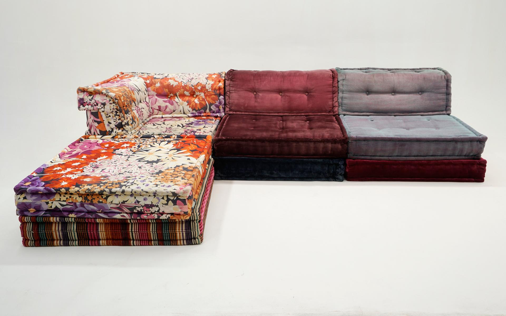 Sofá modular Mah Jong de once piezas diseñado por Hans Hopfer para Roche Bobois, Francia, años setenta.  Este ejemplar se fabricó en 2017.  La mayoría de los tejidos son de Missoni y algunos de Kenzo.  Este conjunto está en muy buen estado, bien