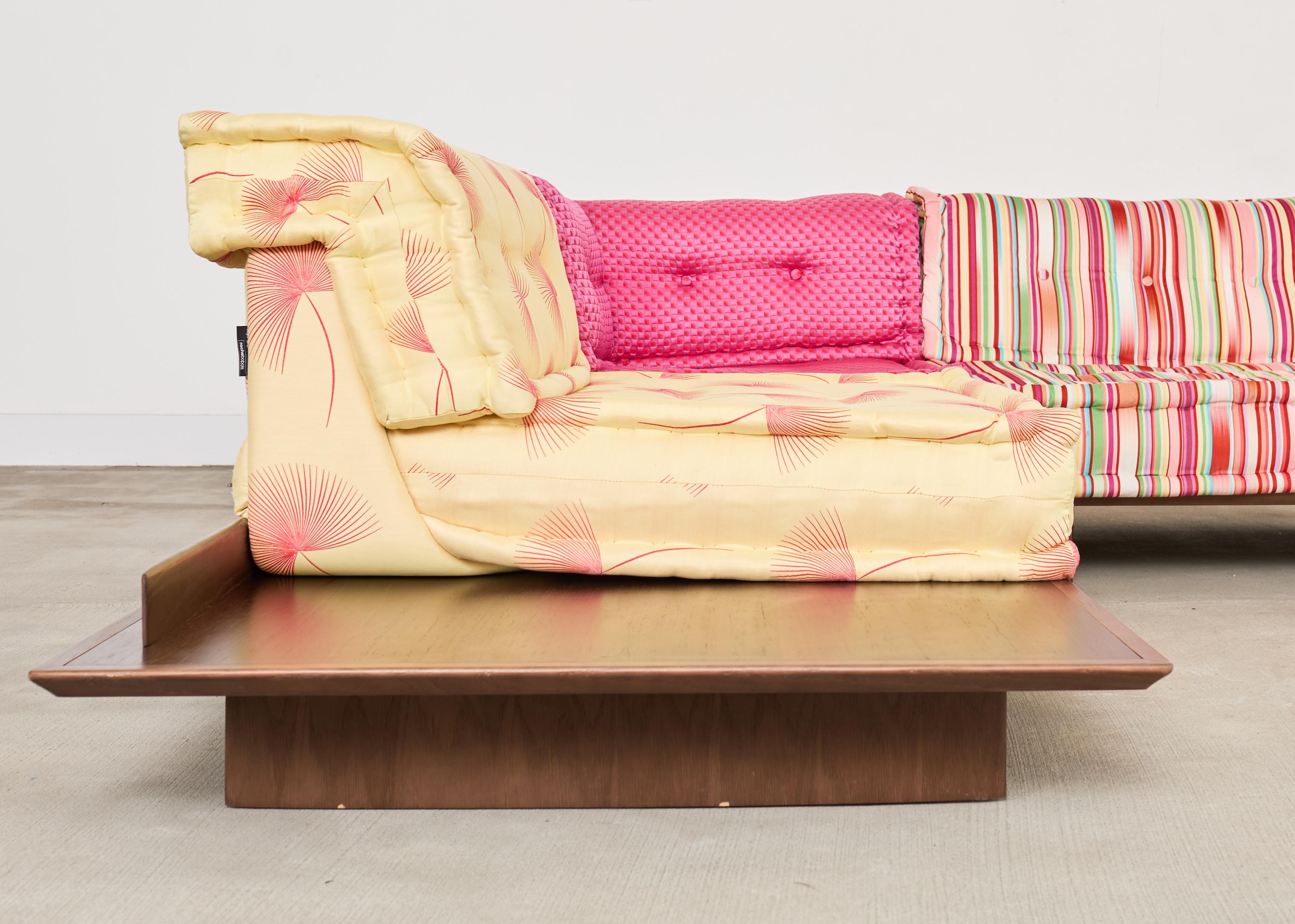 Seltene Komposition des Mah-Jongg-Sofas Natsu, entworfen von Hans Hopfer für Roche Bobois, mit neun handgefertigten Polsterelementen mit Label, entworfen von Kenzo Takada (Japaner 1939-2020). Eine der jüngsten Versionen des kultigen Sofas aus der