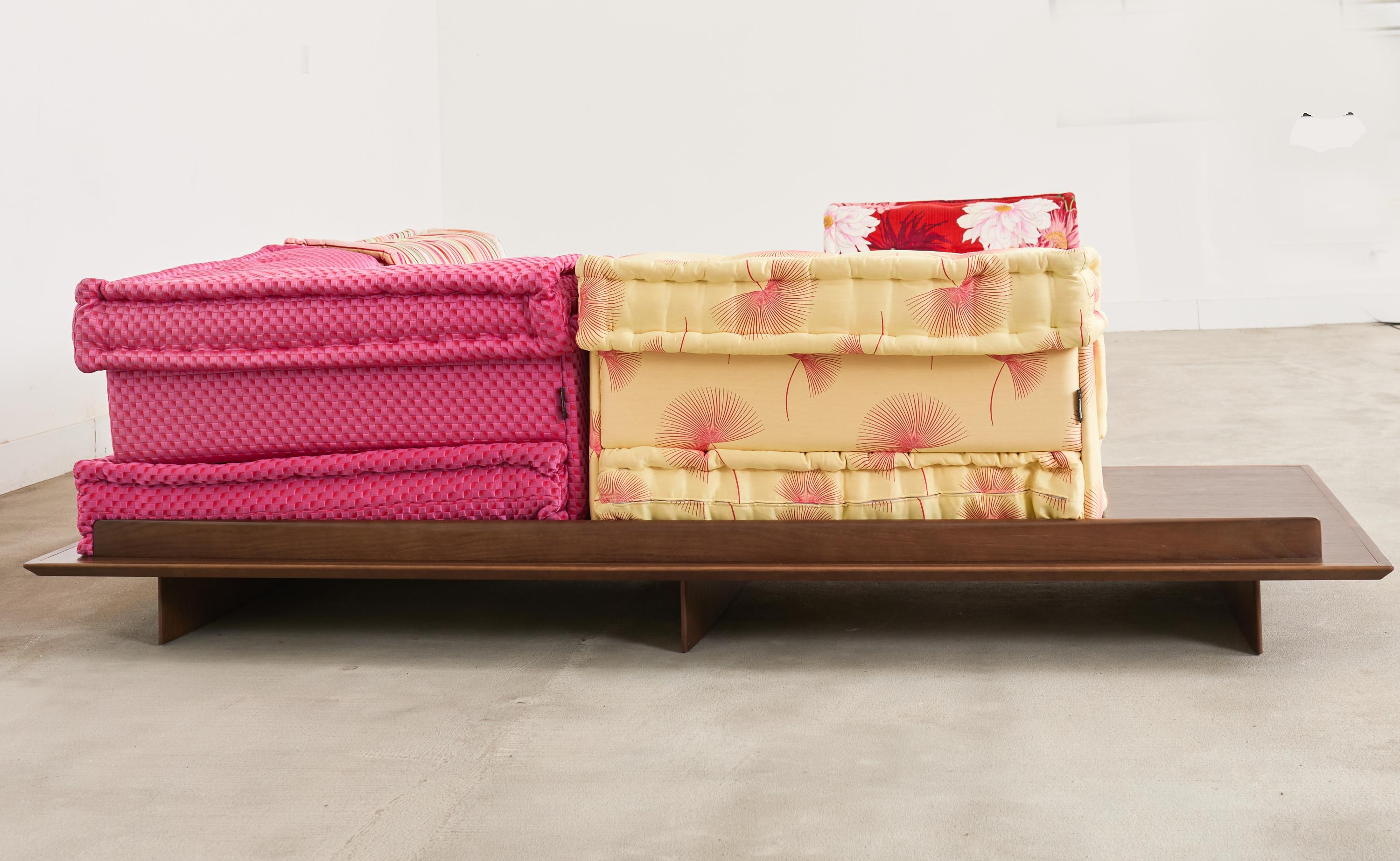 Mah Jong Natsu Kenzo Platform Sofa Hans Hopfer Roche Bobois im Zustand „Gut“ im Angebot in Rio Vista, CA