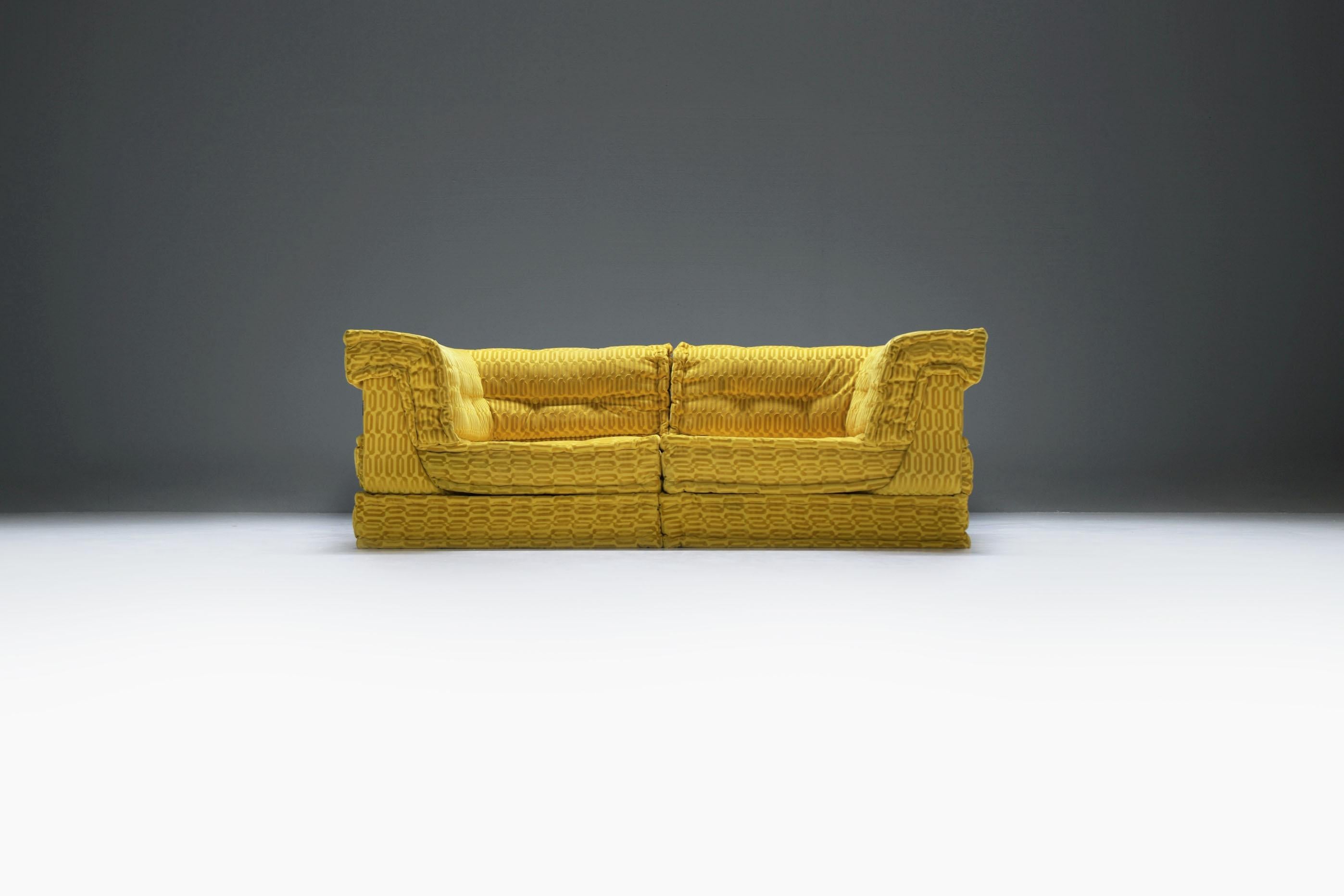 Mah Jong extrêmement rare et étonnant !  Roche Bobois a créé ce canapé unique pour une célébrité dans un tissu jaune/or personnalisé. Le choix du tissu jaune/or vibrant ajoute une touche de luxe et d'élégance à la pièce, ce qui en fait un élément