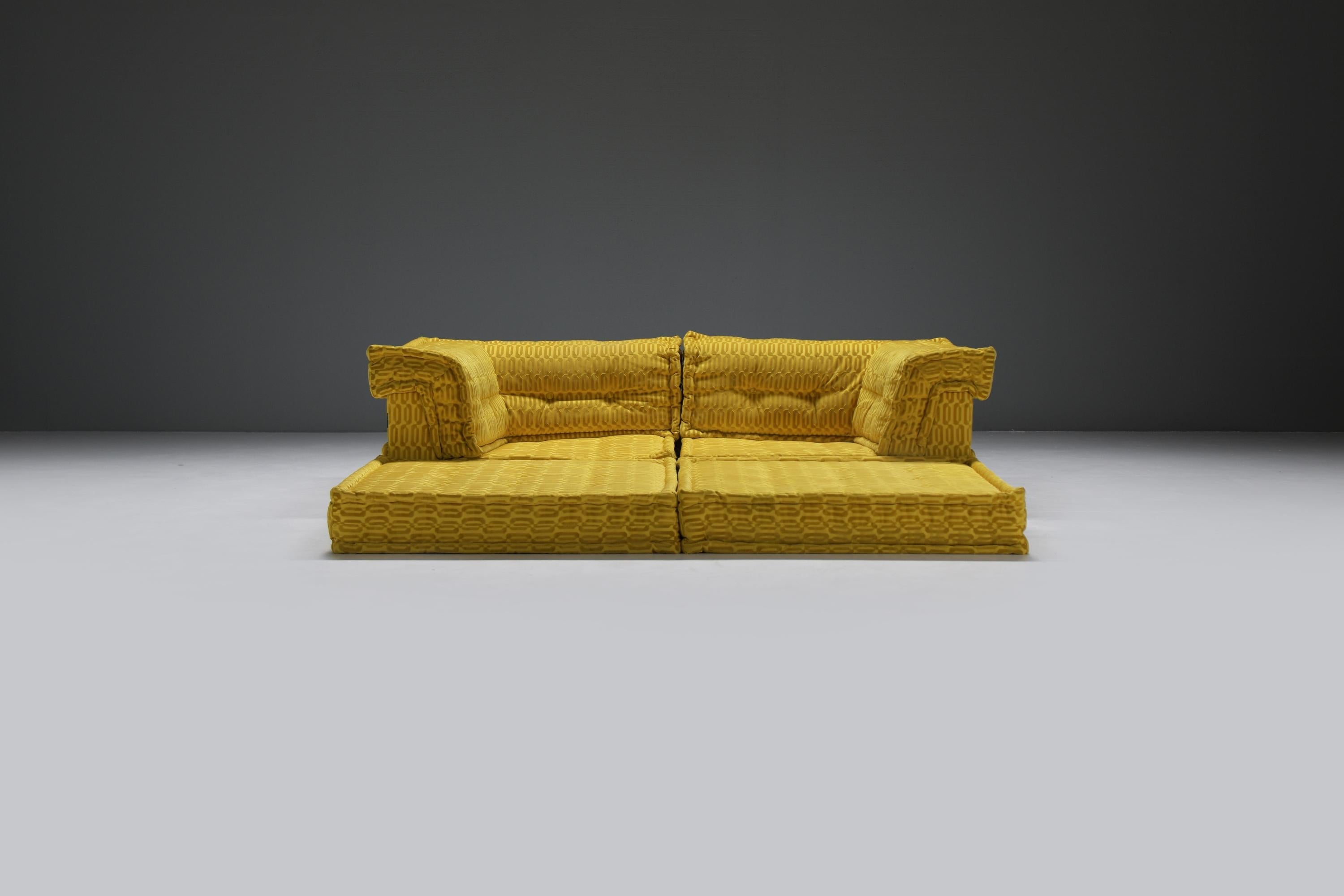 Mah Jong Private modular sofa in gold by Hans Hopfer for Roche Bobois France In Good Condition For Sale In Buggenhout, Oost-Vlaanderen