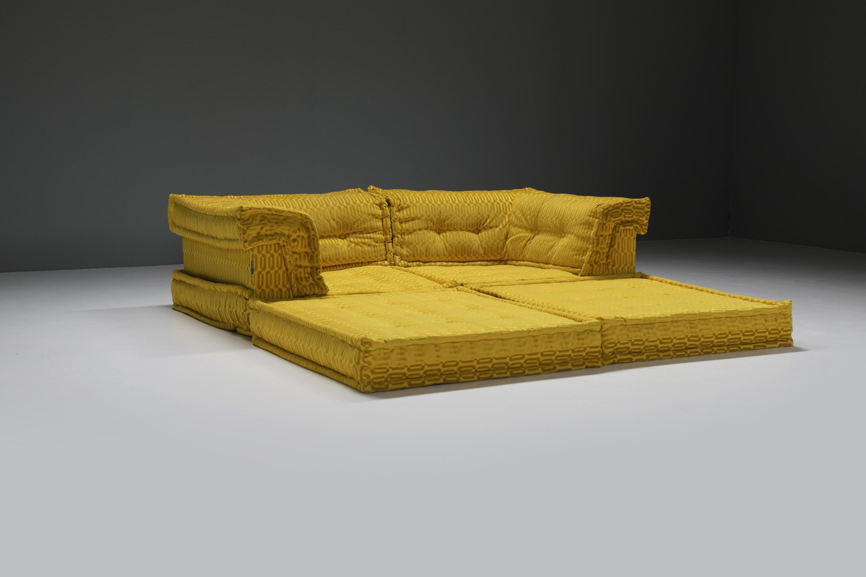 Mah Jong Private modular sofa in gold by Hans Hopfer for Roche Bobois France For Sale 1