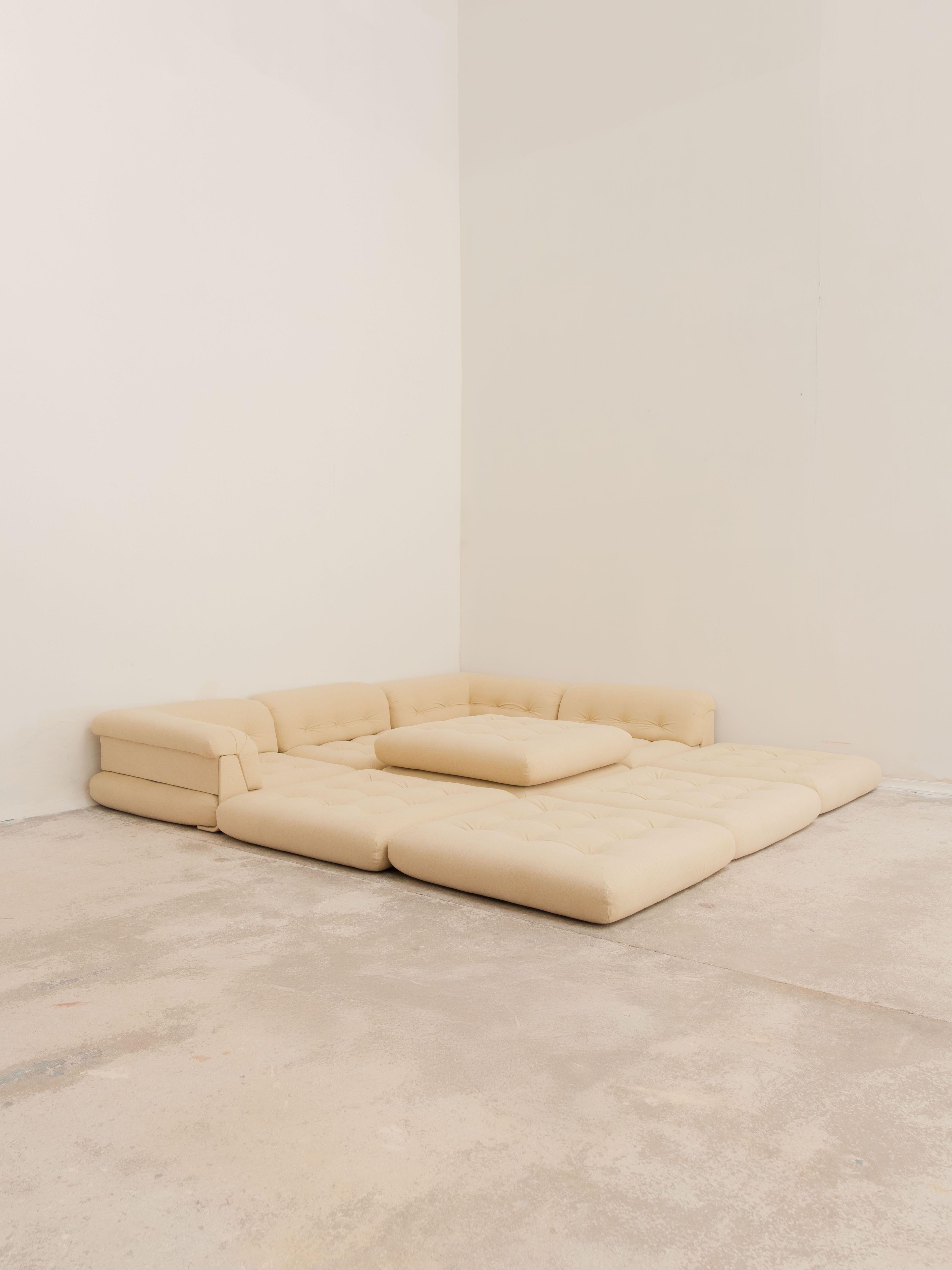 Sofa Mah Jong von Hans Hopfer für Roche Bobois, um 1970, komplett neu gepolstert in der Werkstatt Relax Factory in Marseille, Frankreich, mit einem schönen Leinenstoff Limon von Pierre Frey. 

Erstklassiger Zustand. 

5 Module wie abgebildet
Pro