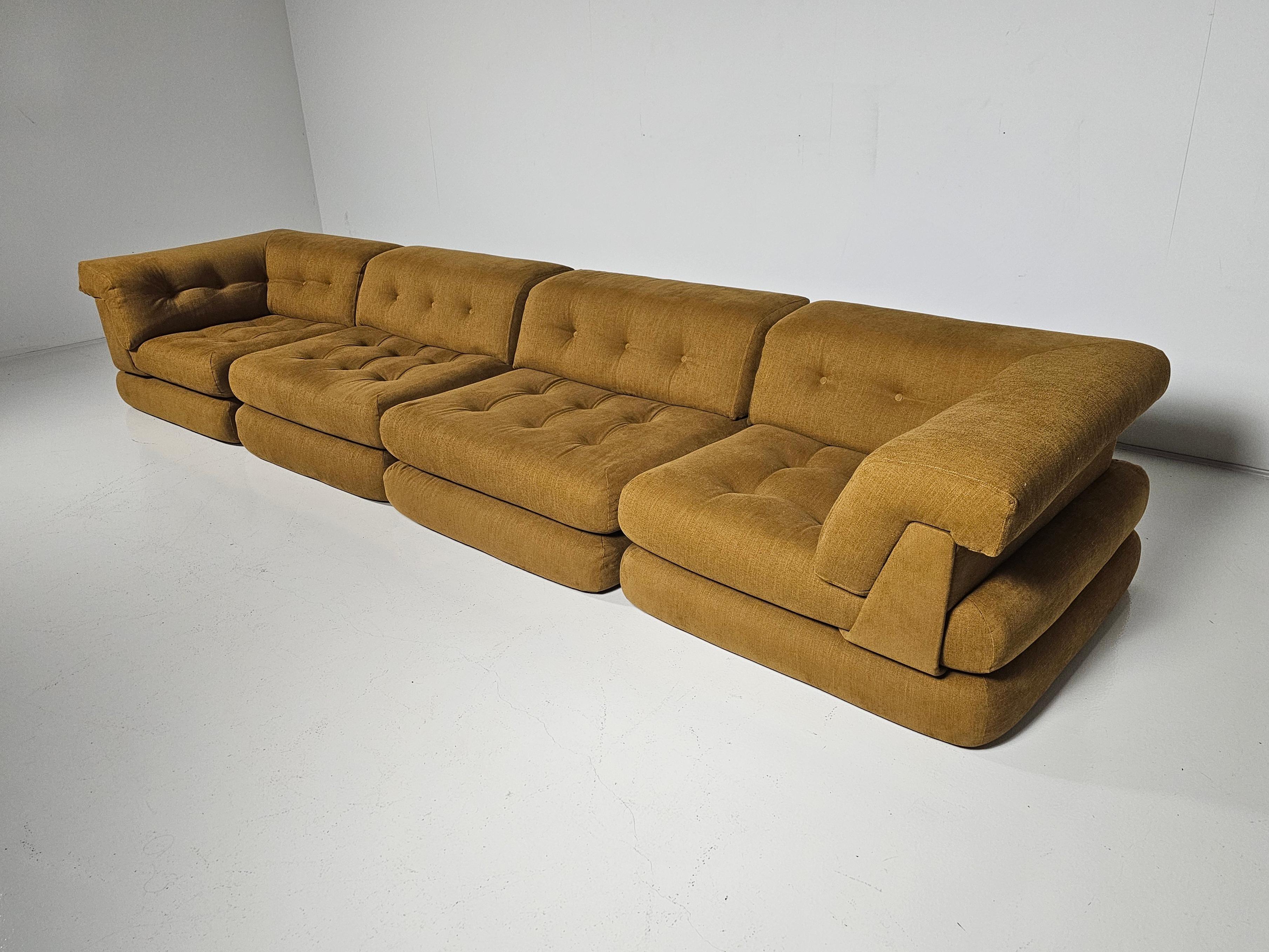 Canapé modulable Roche Bobois Mah Jong,  tissu jaune moutarde Pierre Frey Limon Havane.

Ensemble de canapés modulaires Mah Jong de Hans Hopfer, conçu en 1971 pour Roche Bobois. 1ère édition. Il comporte plusieurs coussins qui peuvent être disposés