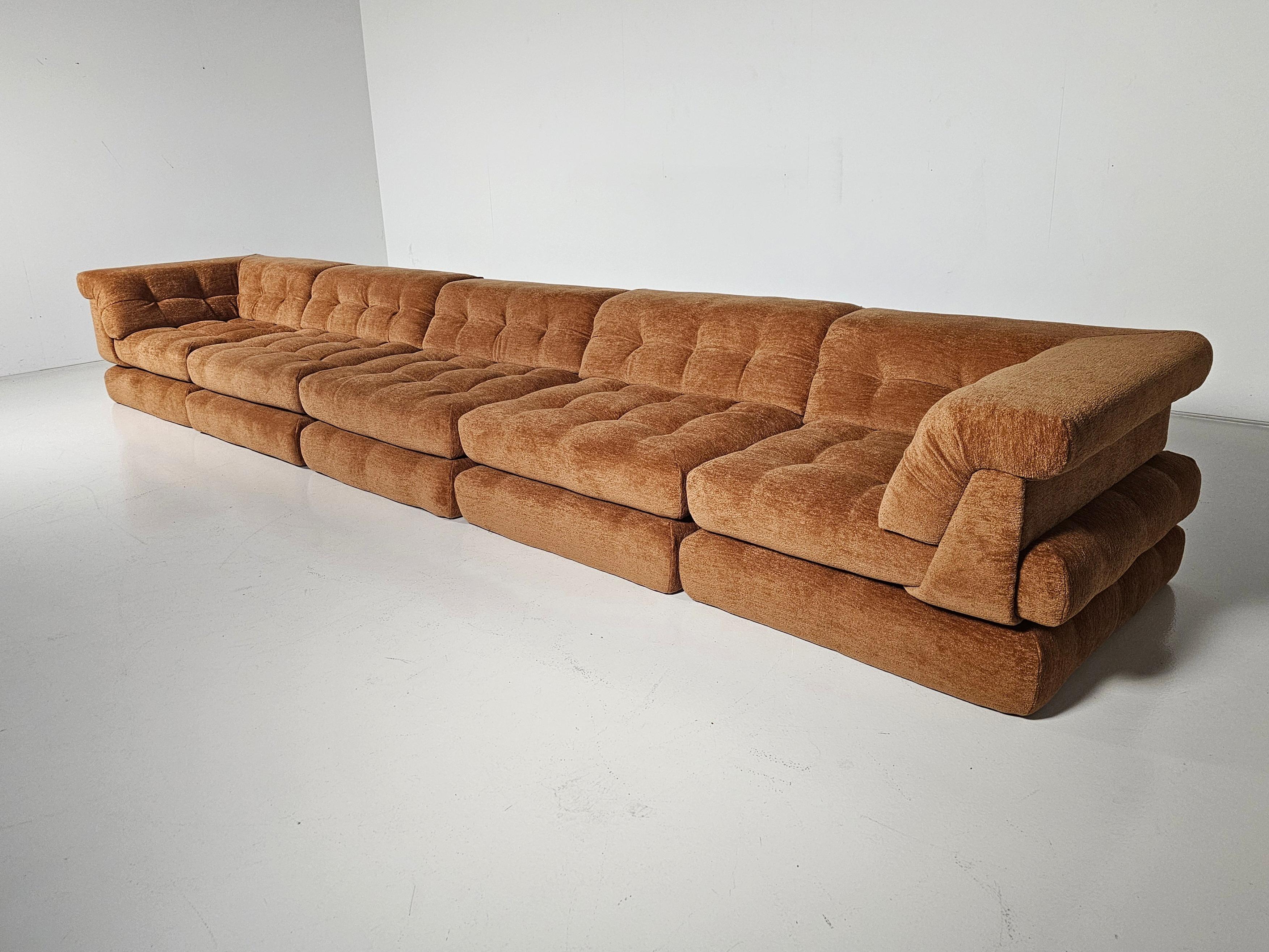 Roche Bobois Mah Jong modular sofa, rusty brown Pierre Frey Igor Chenille fabric.

1st edition reupholstered Mah Jong modular sofa set by Hans Hopfer, designed in 1971 for Roche Bobois. It features multiple cushions that can be arranged in an