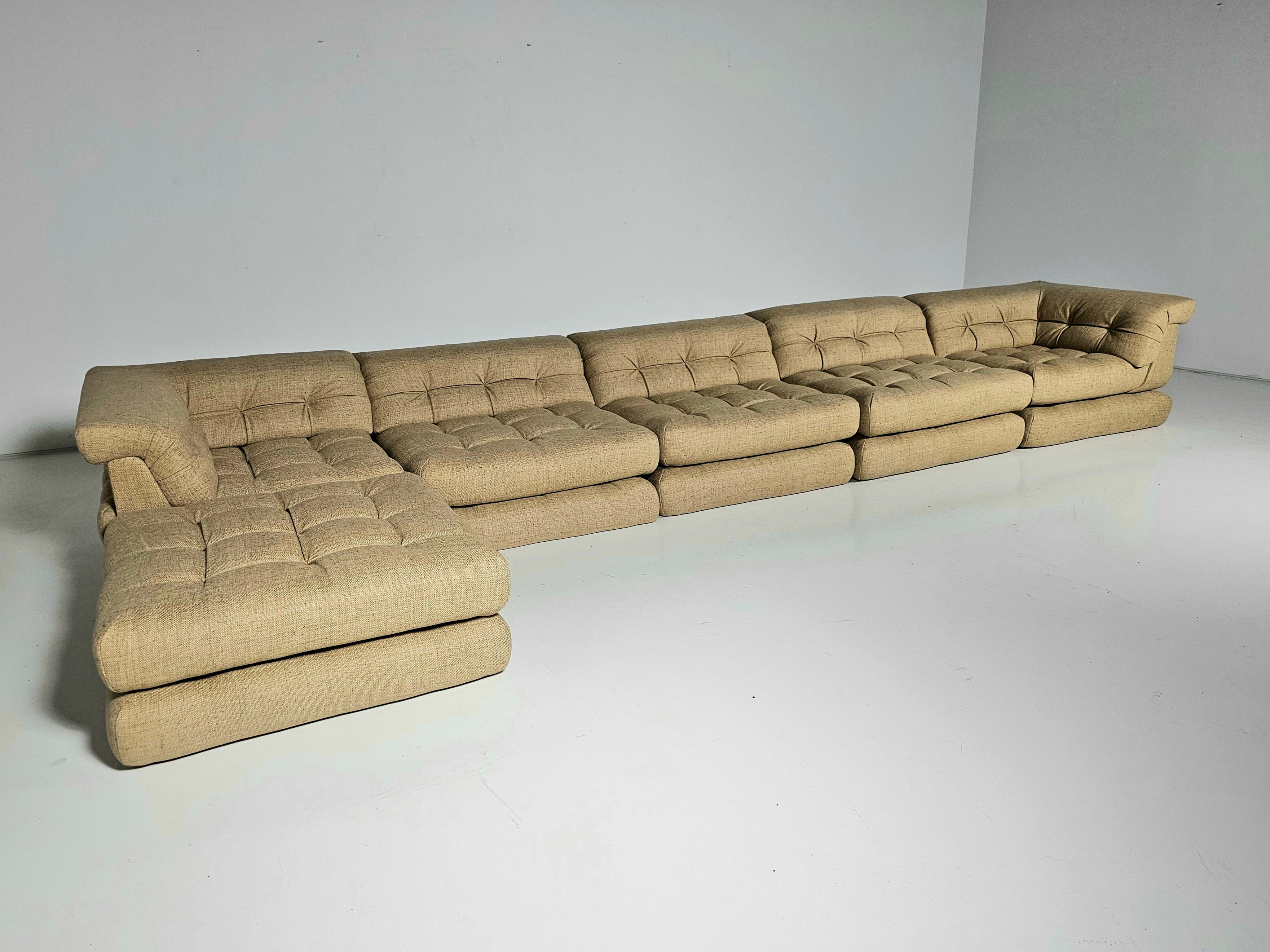 Mah Jong sofa in beige/sand fabric by Hans Hopfer, Roche Bobois, France, 1970s In Excellent Condition For Sale In amstelveen, NL