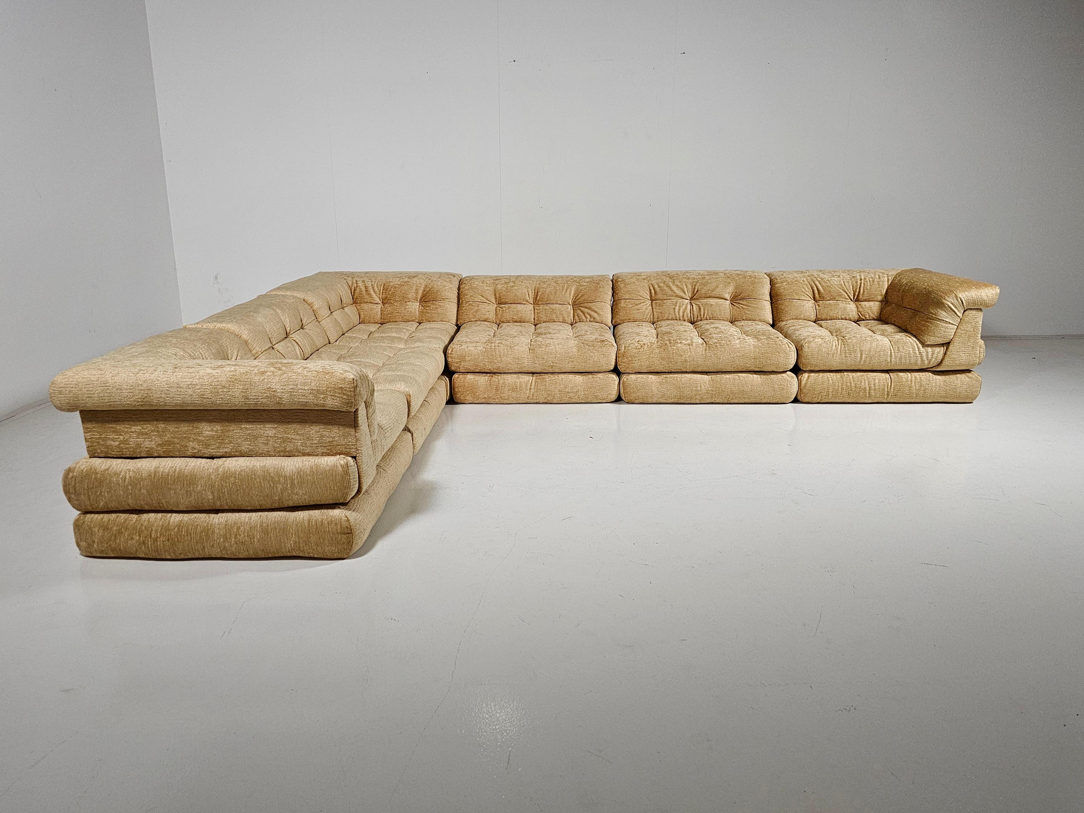 Roche Bobois Mah Jong sofa,  Hans Hopfer, champagne color chenille fabric.

1st edition reupholstered Mah Jong modular sofa set by Hans Hopfer, designed in 1971 for Roche Bobois. It features multiple cushions that can be arranged in an endless