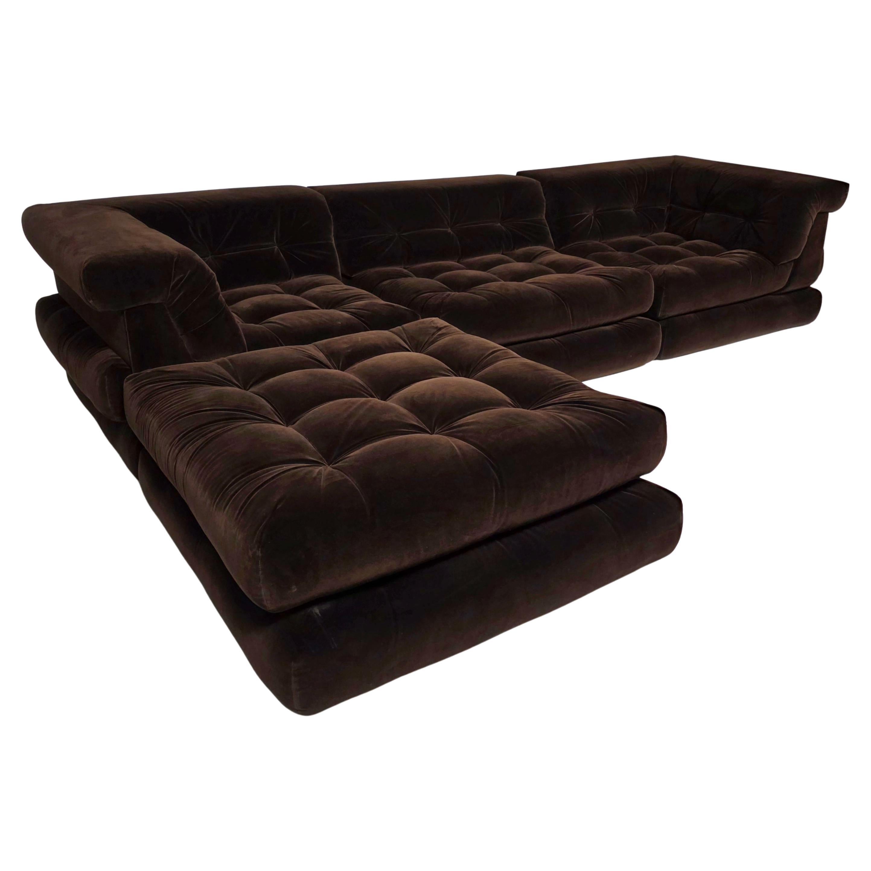 Divano Mah Jong in velluto di cotone marrone scuro  di Roche Bobois, Francia, anni 
70 in vendita