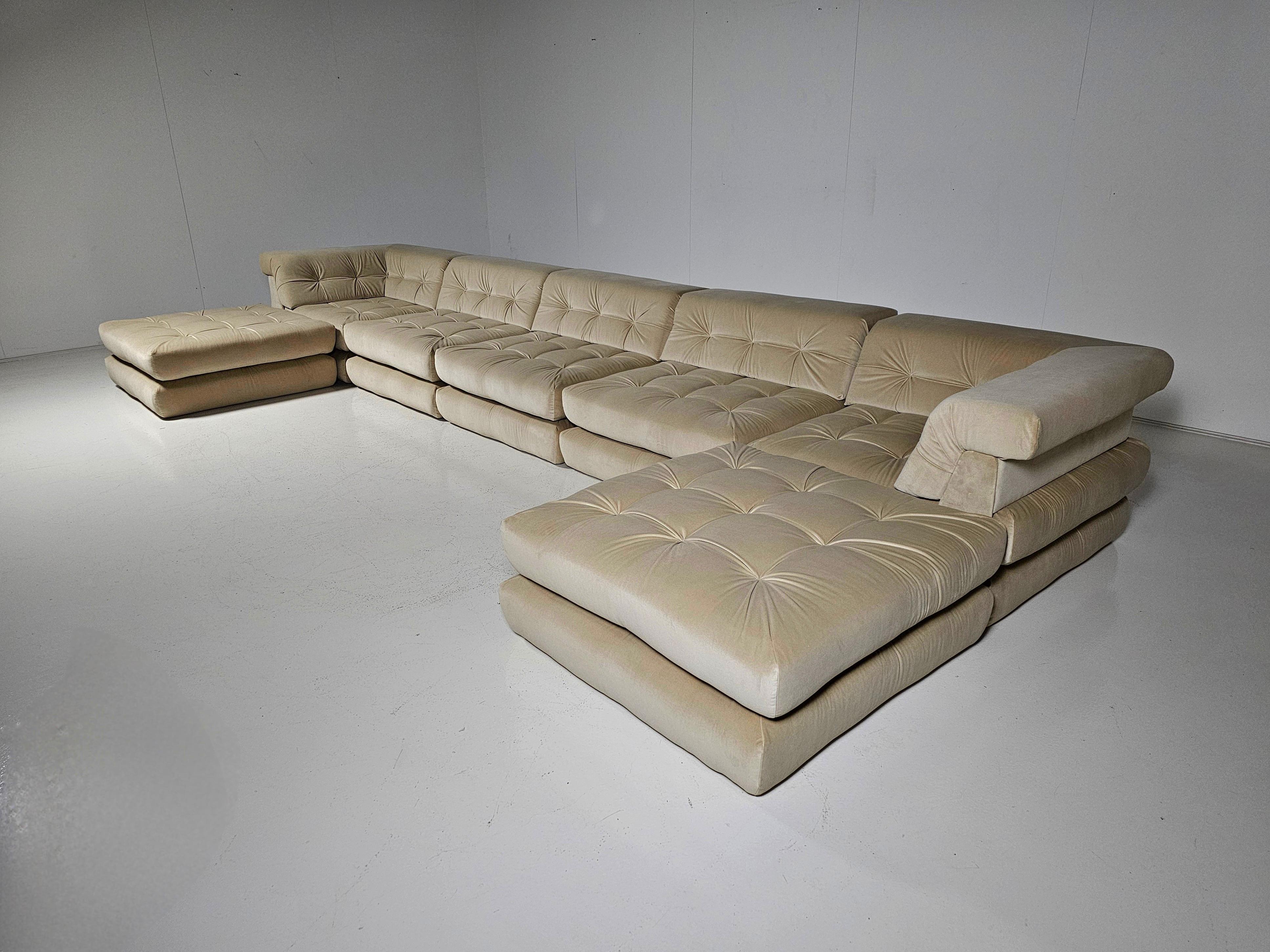 Immense canapé Mah Jong de Roche Bobois, Hans Hopfer, lin coton velours.

Ensemble de canapés modulaires Mah Jong de Hans Hopfer, conçu en 1971 pour Roche Bobois. 1ère édition. Il comporte plusieurs coussins qui peuvent être disposés d'un nombre