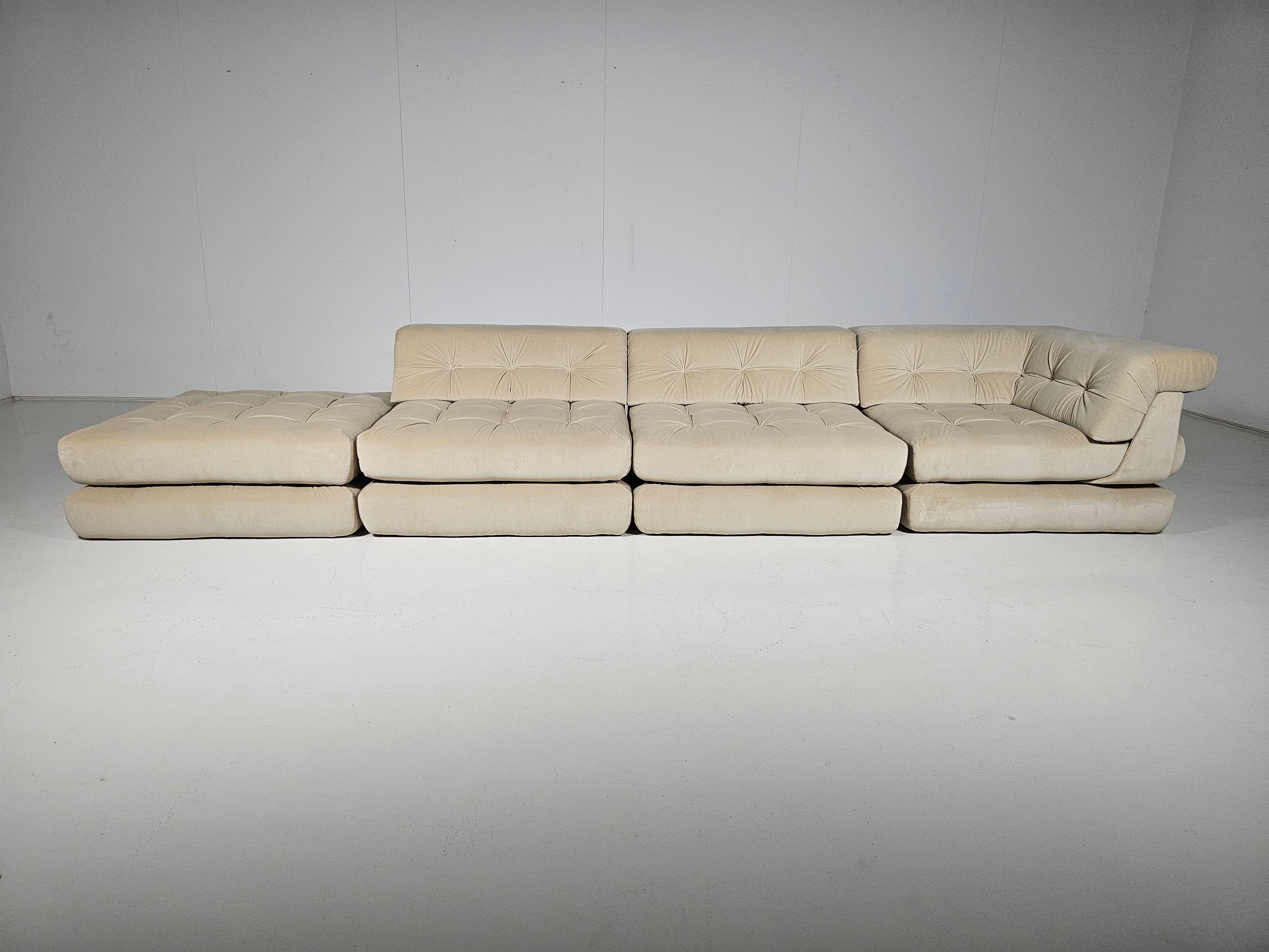Immense canapé Mah Jong de Roche Bobois, Hans Hopfer, lin coton velours.

Ensemble de canapés modulaires Mah Jong de Hans Hopfer, conçu en 1971 pour Roche Bobois. Il comporte plusieurs coussins qui peuvent être disposés d'un nombre infini de façons,
