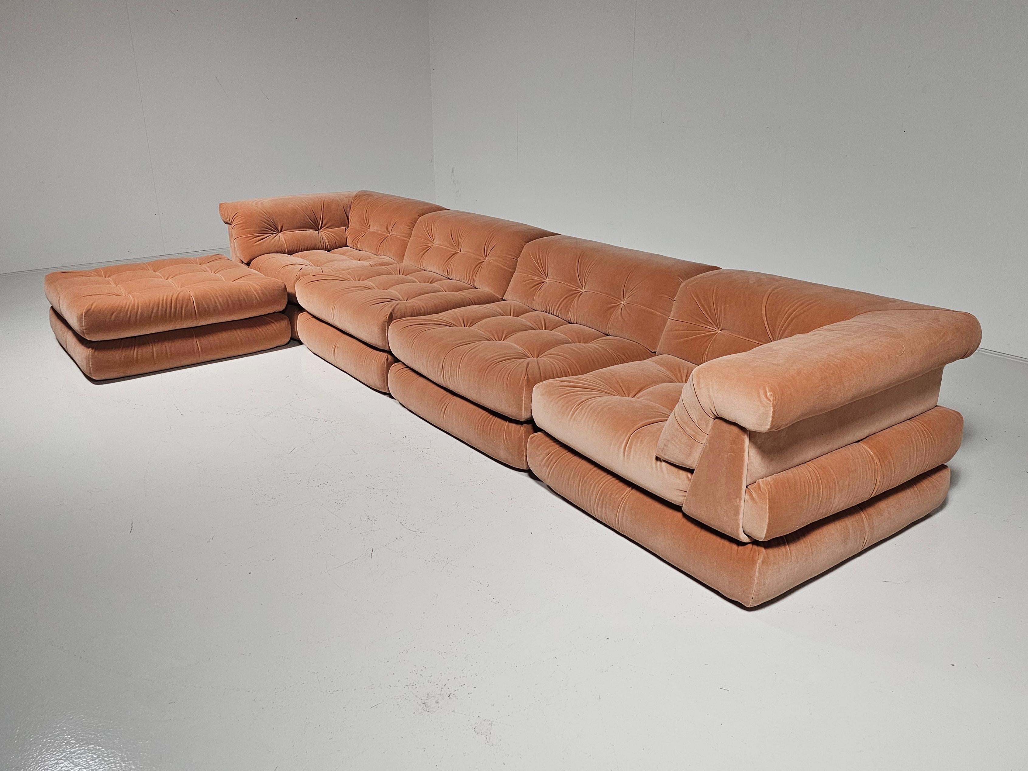 Mah Jong sofa in peach pink velvet by Hans Hopfer, Roche Bobois, France, 1970s In Excellent Condition In amstelveen, NL