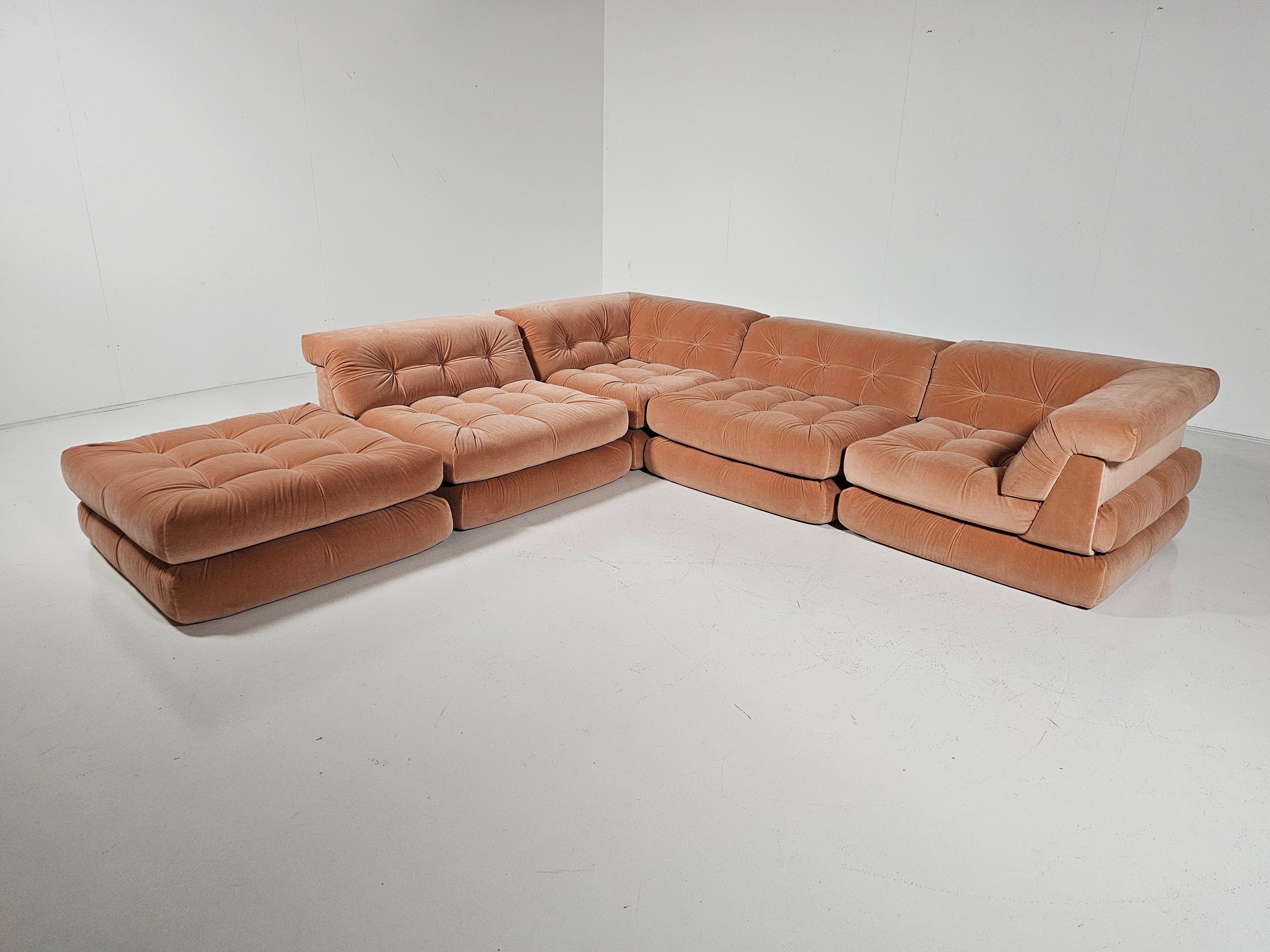 Late 20th Century Mah Jong sofa in peach pink velvet by Hans Hopfer, Roche Bobois, France, 1970s