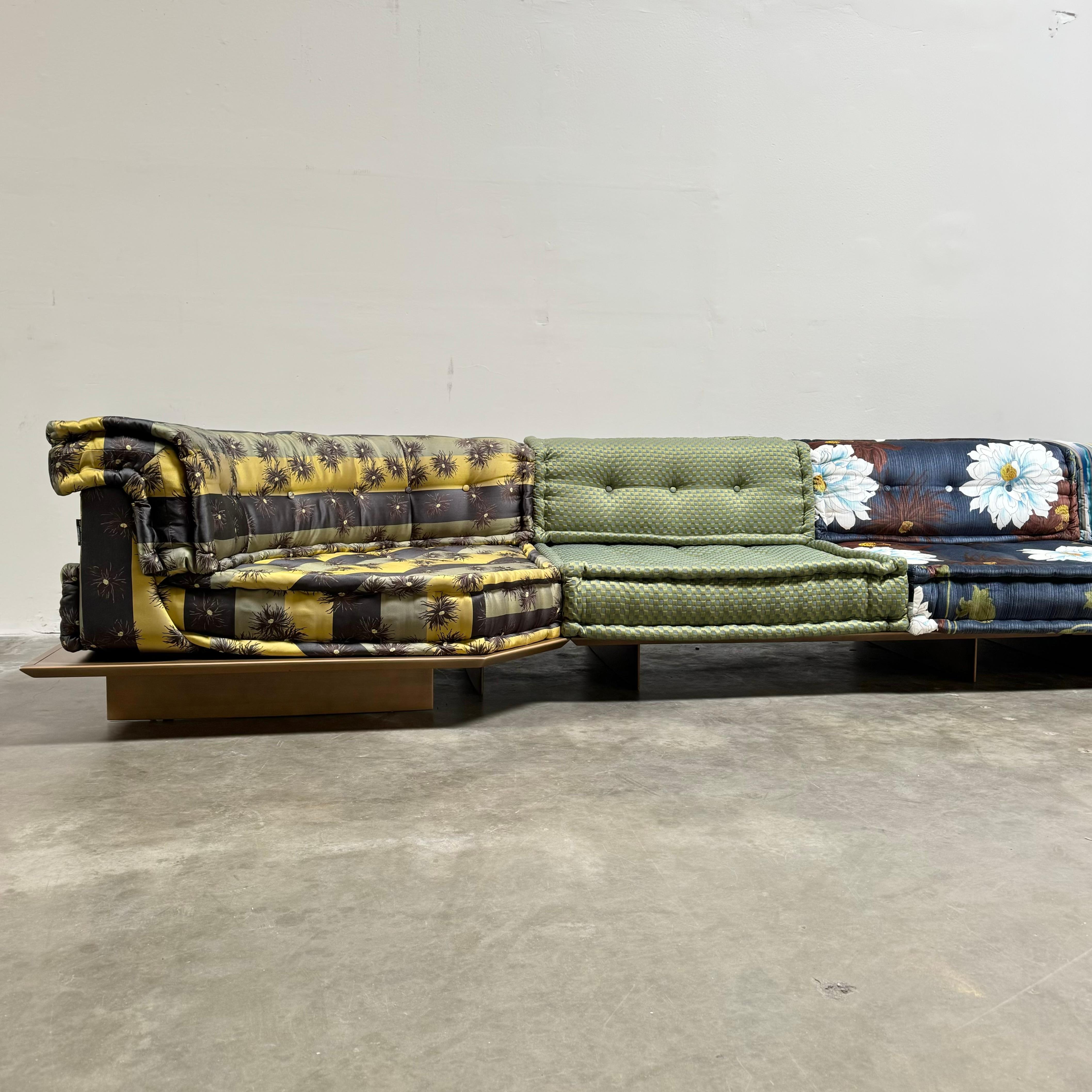 Canapé Mah Jong avec plateformes en tissus Kenzo de Roche Bobois 3