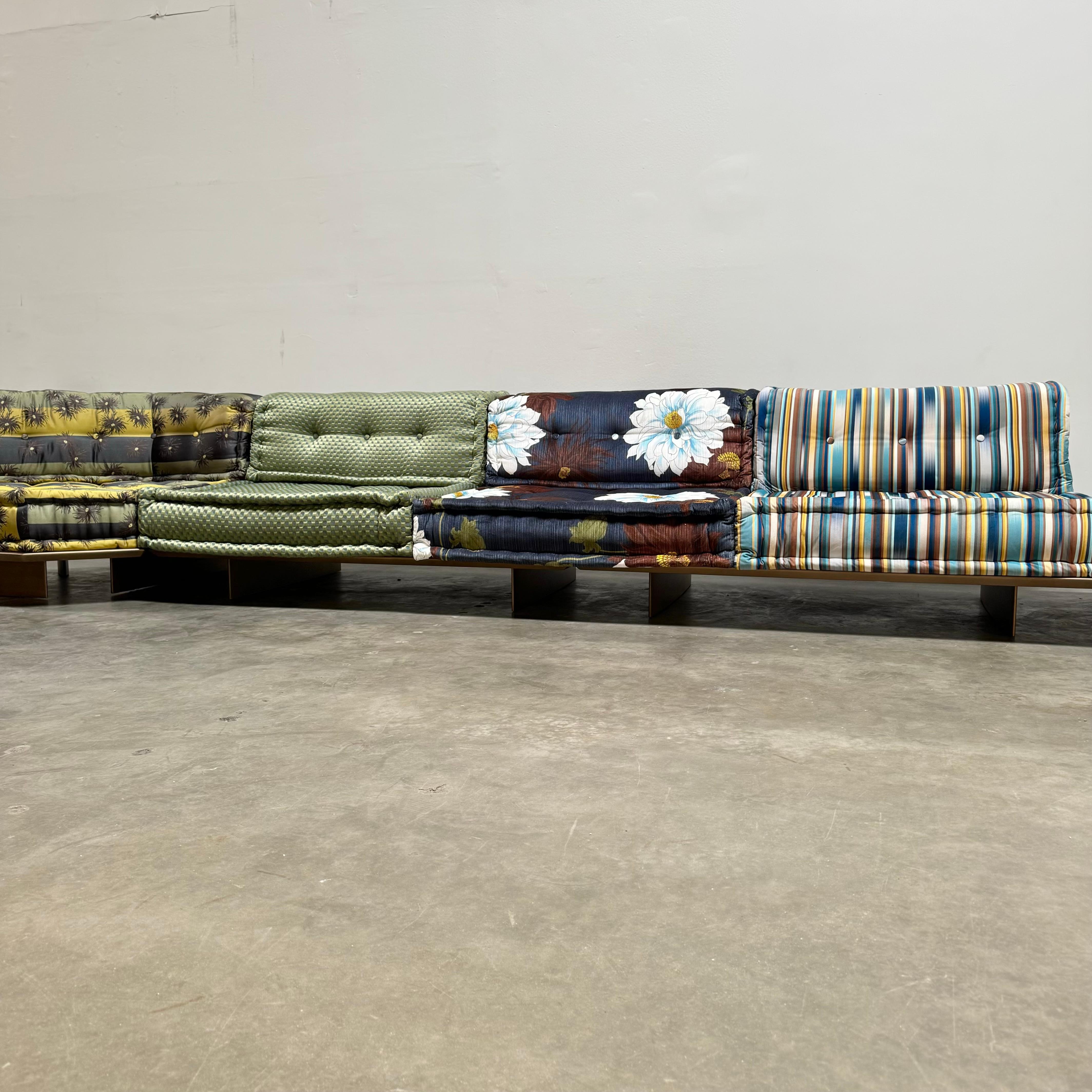 Canapé Mah Jong avec plateformes en tissus Kenzo de Roche Bobois 5
