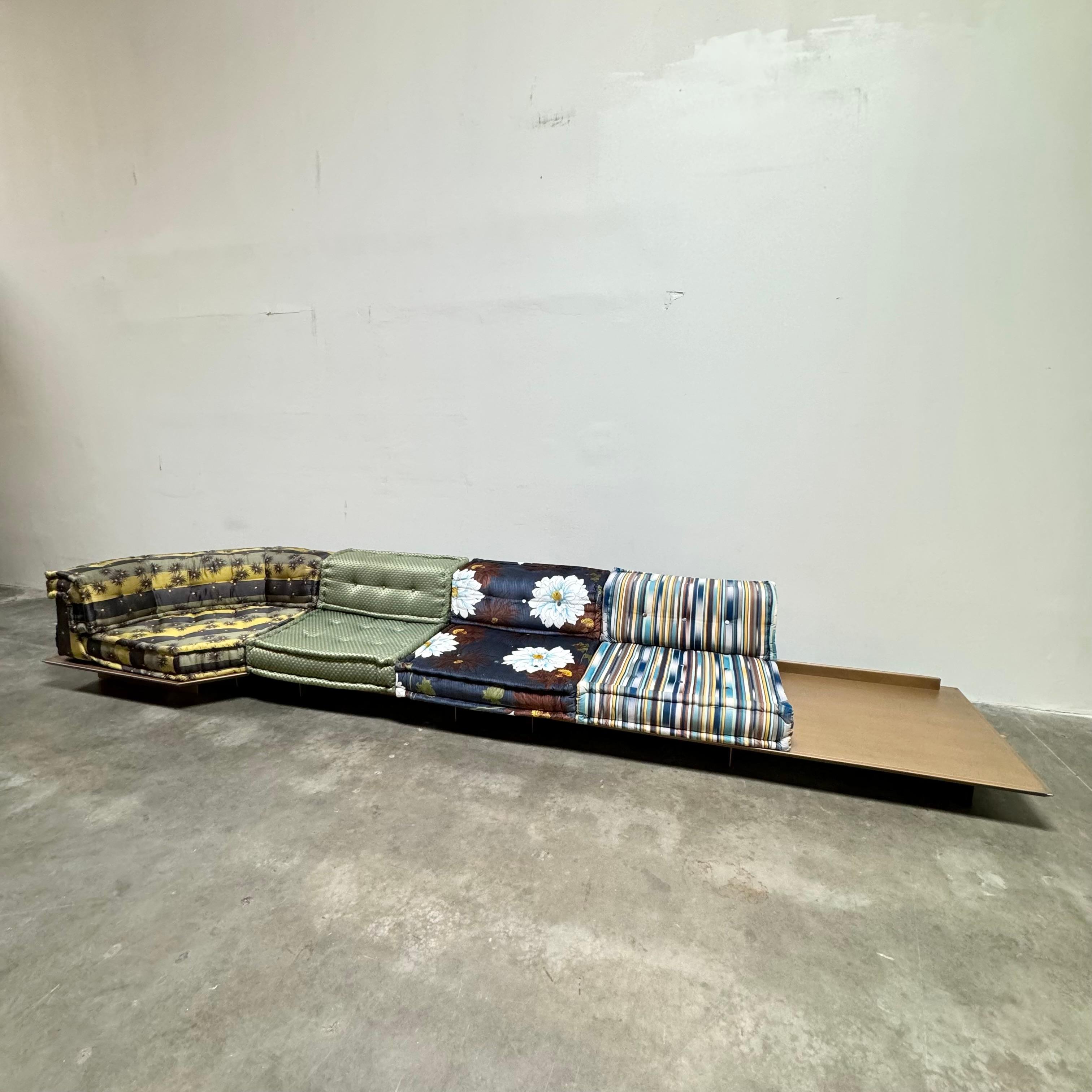 Magnifique canapé Mah Jong 'composition Irune' avec plates-formes entièrement recouvert de tissus Kenzō, créé par Hans Hopfer pour Roche Bobois en 1971. 

Le canapé Icone est un modèle emblématique des collections Roche Bobois offrant une totale