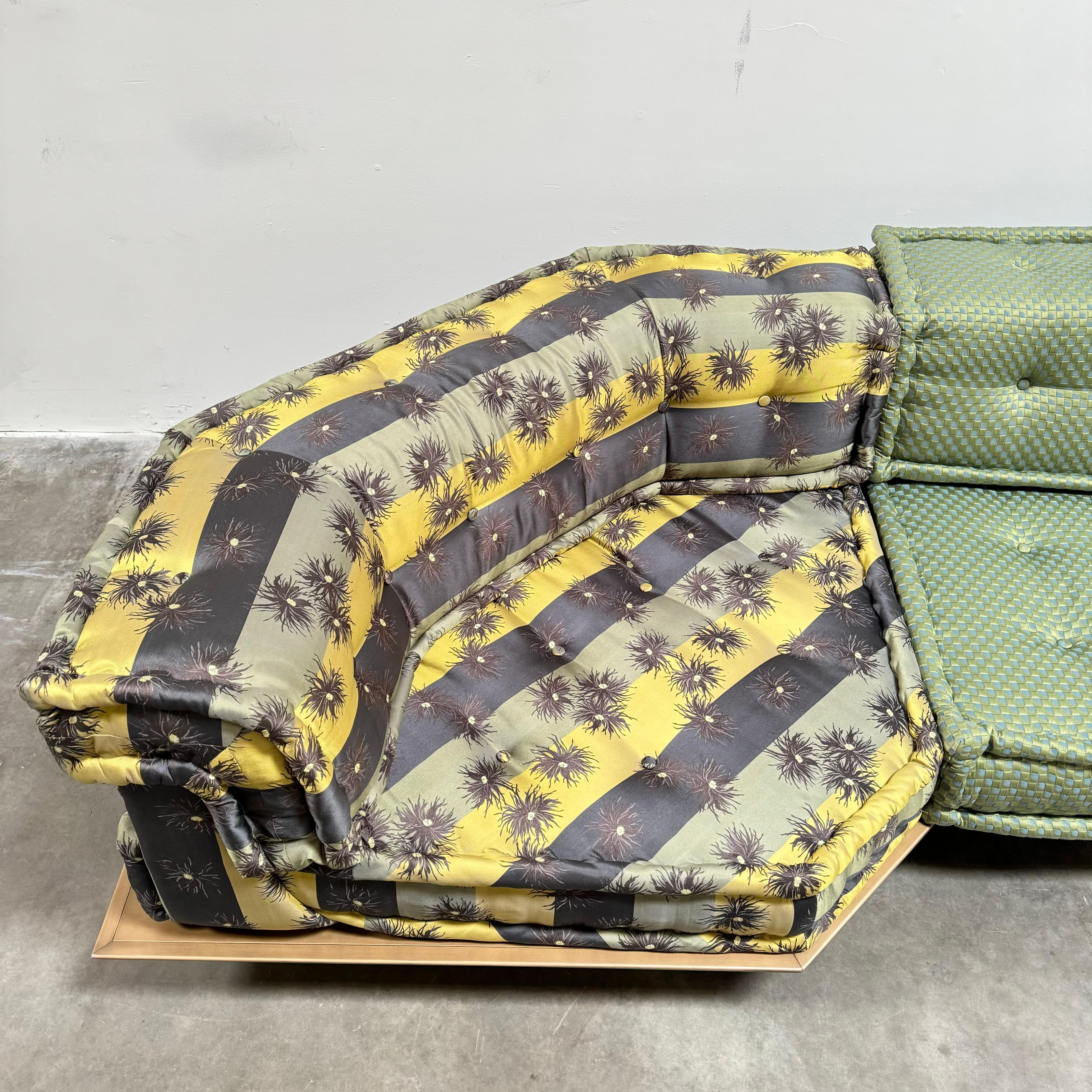 Canapé Mah Jong avec plateformes en tissus Kenzo de Roche Bobois 13