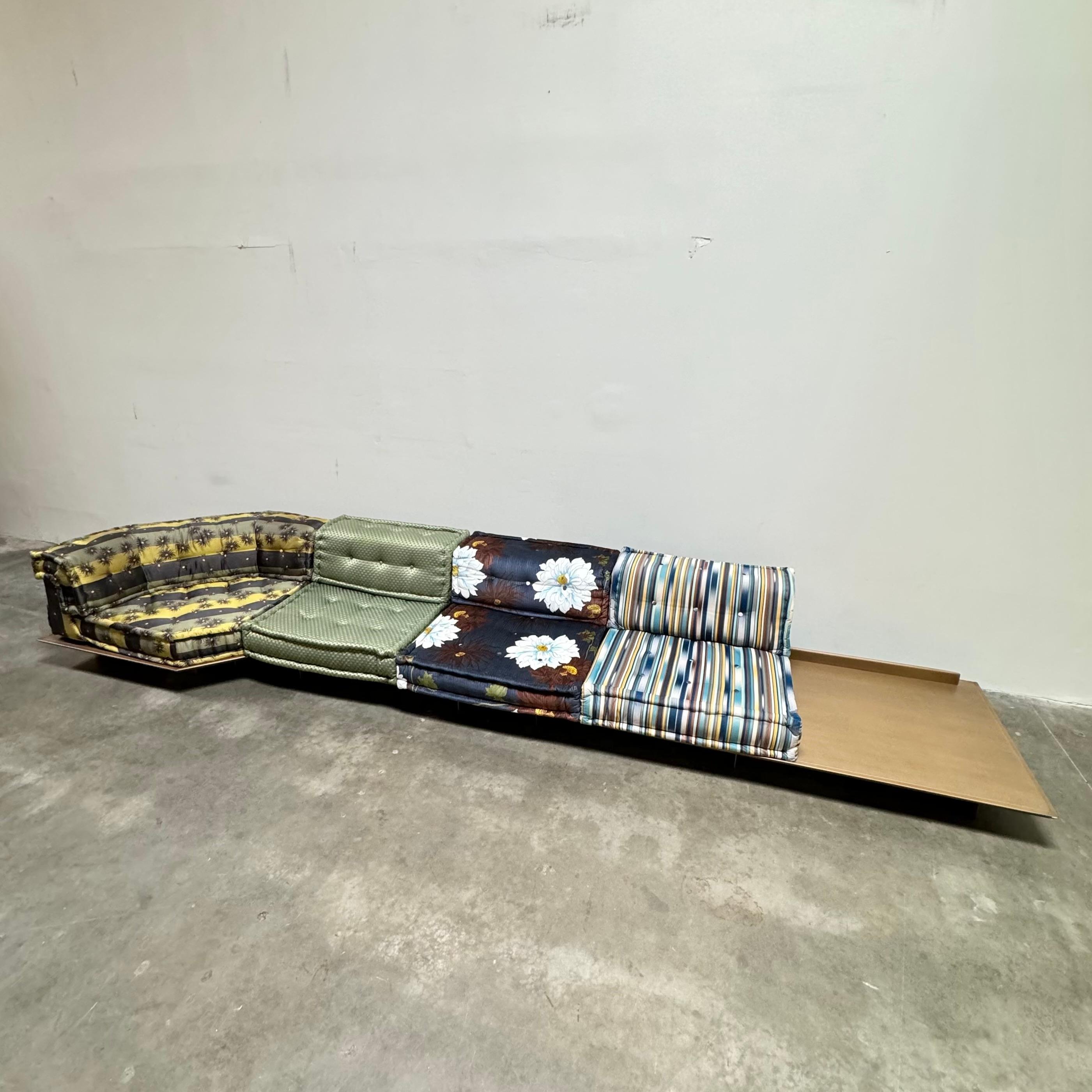 Mid-Century Modern Canapé Mah Jong avec plateformes en tissus Kenzo de Roche Bobois