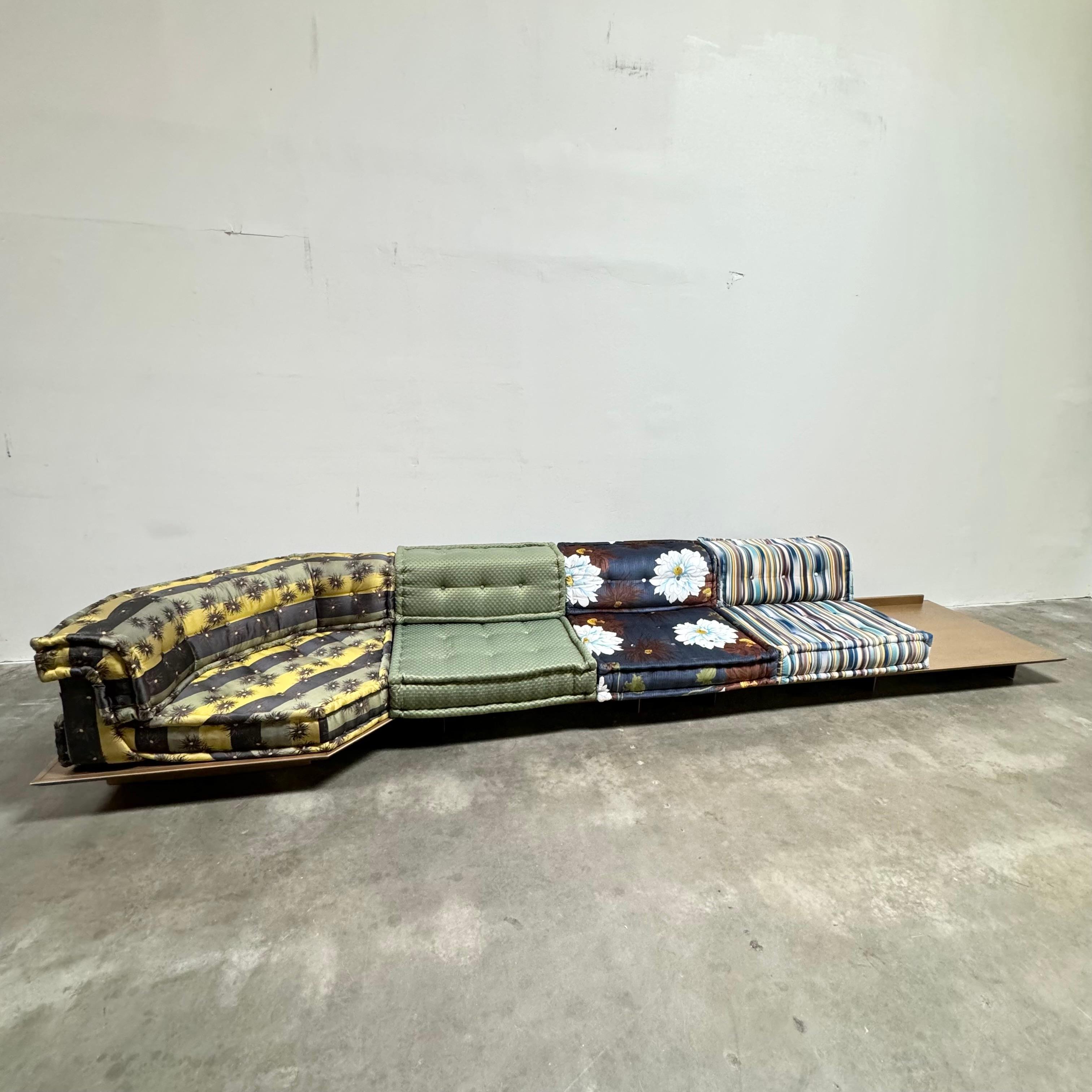 Français Canapé Mah Jong avec plateformes en tissus Kenzo de Roche Bobois