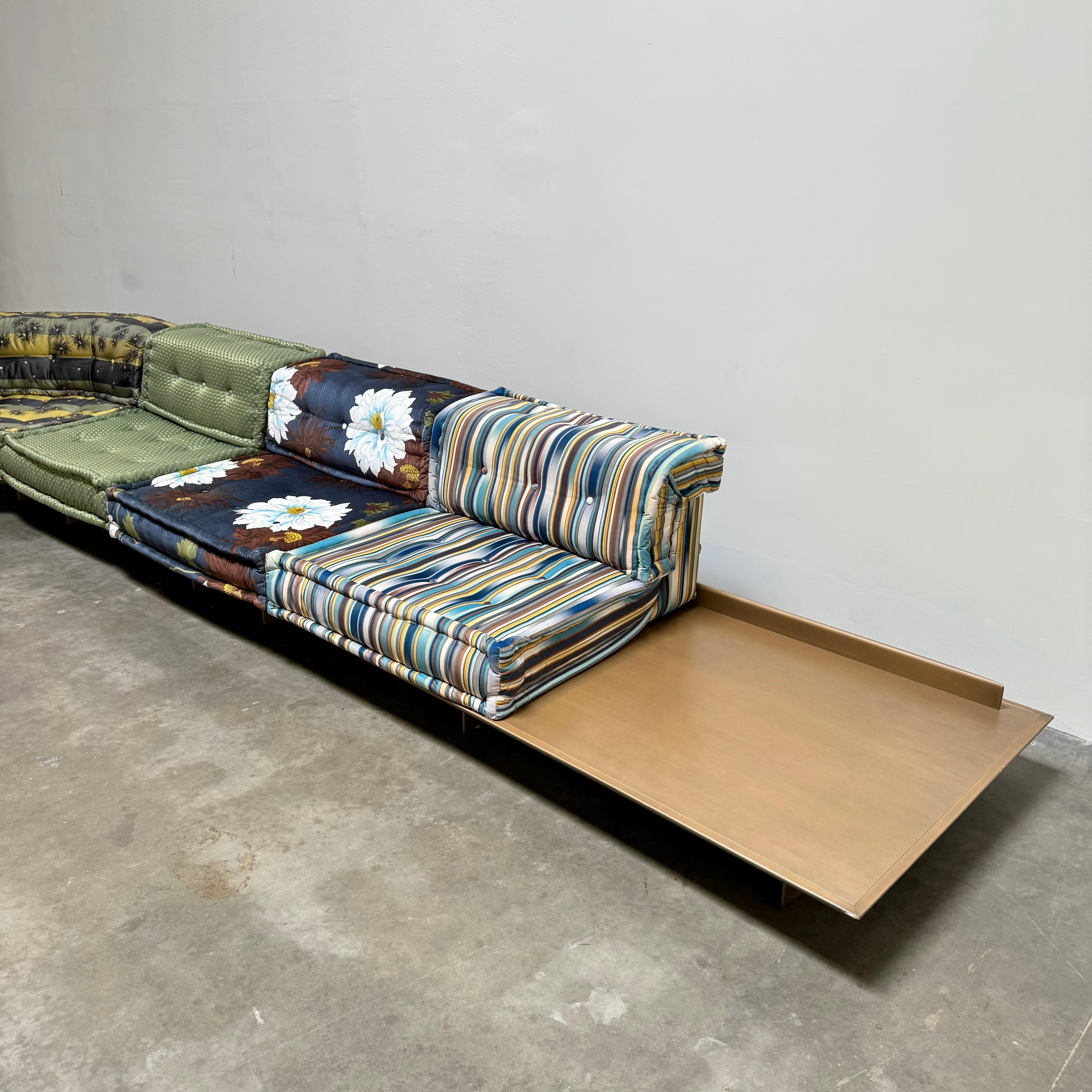 XXIe siècle et contemporain Canapé Mah Jong avec plateformes en tissus Kenzo de Roche Bobois