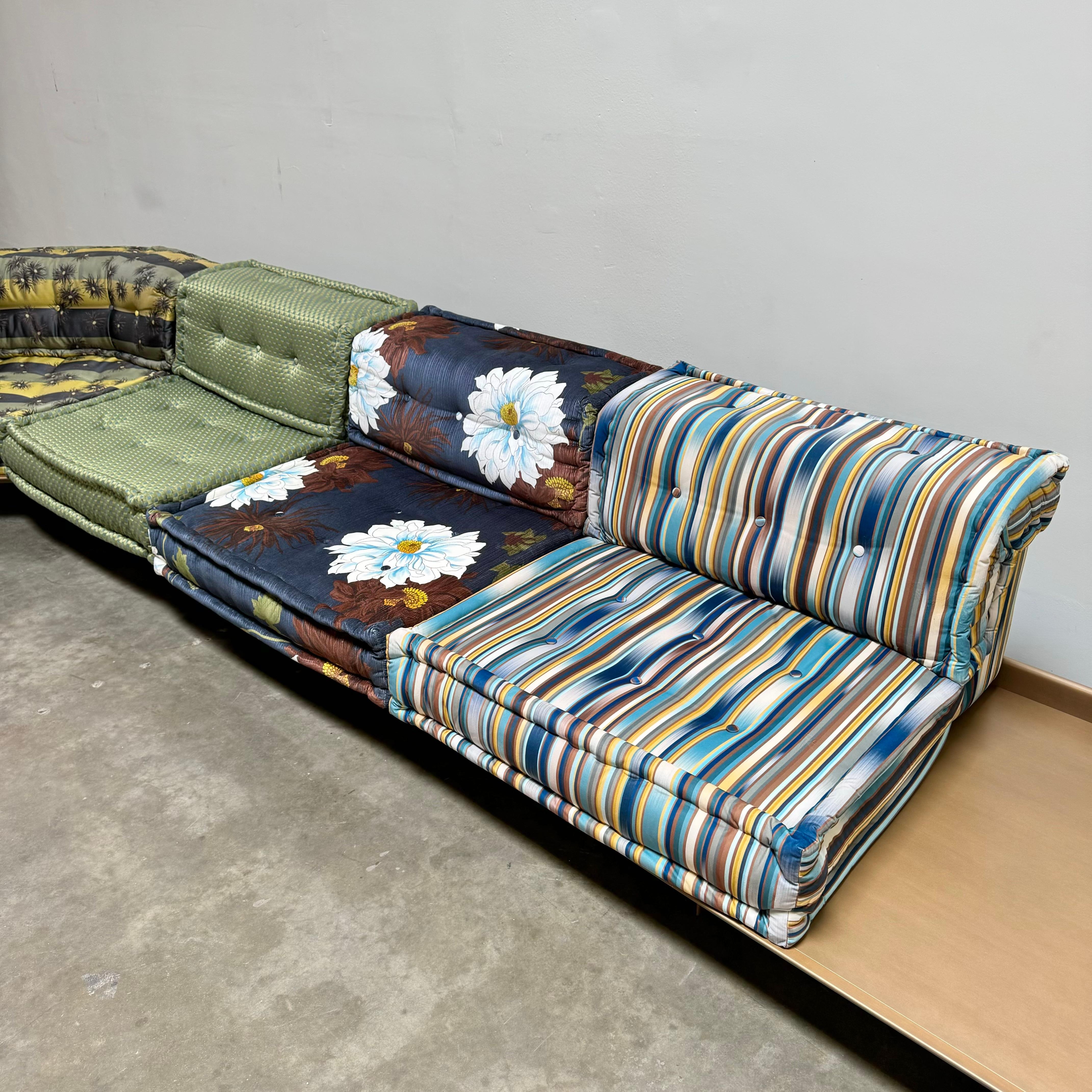 Canapé Mah Jong avec plateformes en tissus Kenzo de Roche Bobois 1