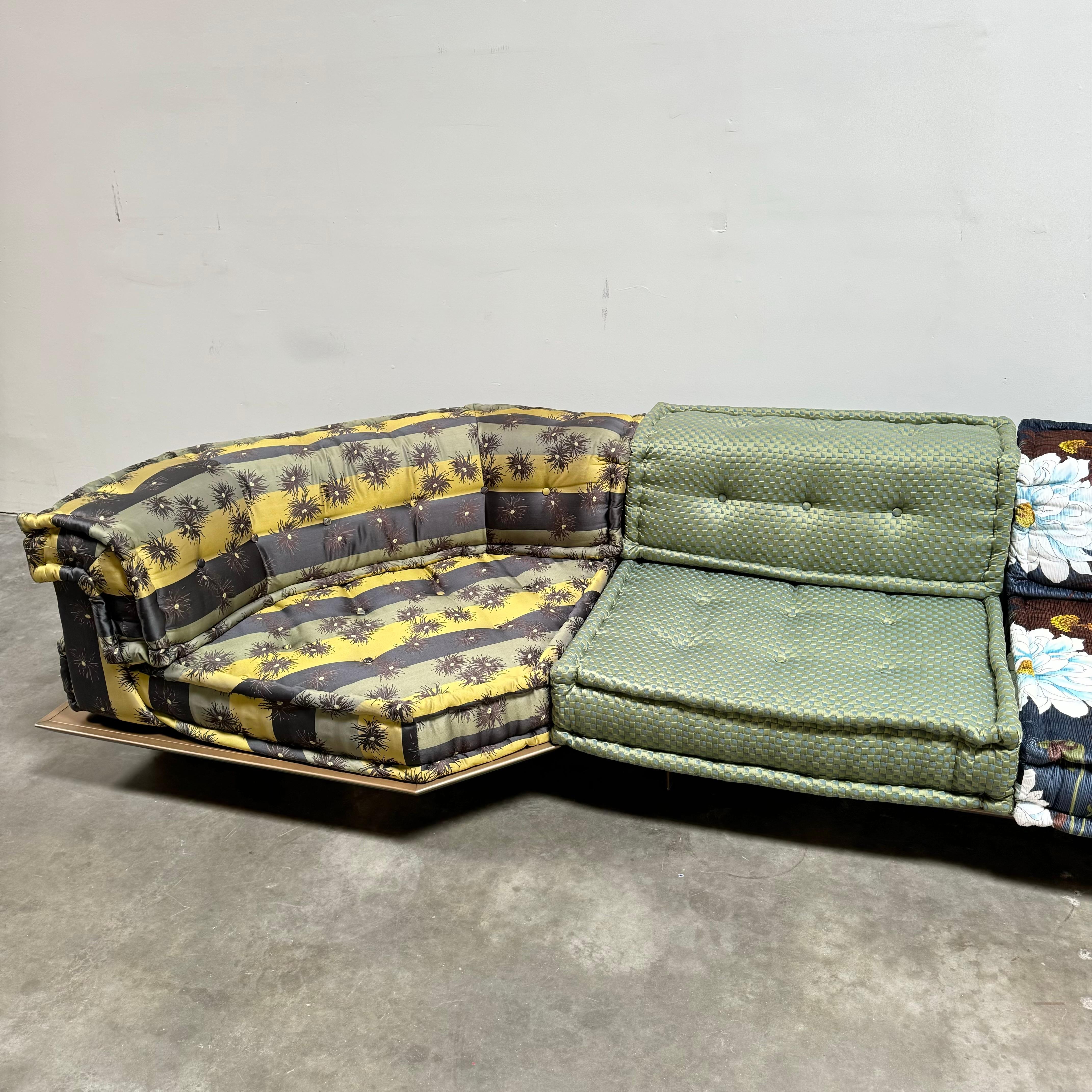 Canapé Mah Jong avec plateformes en tissus Kenzo de Roche Bobois 2