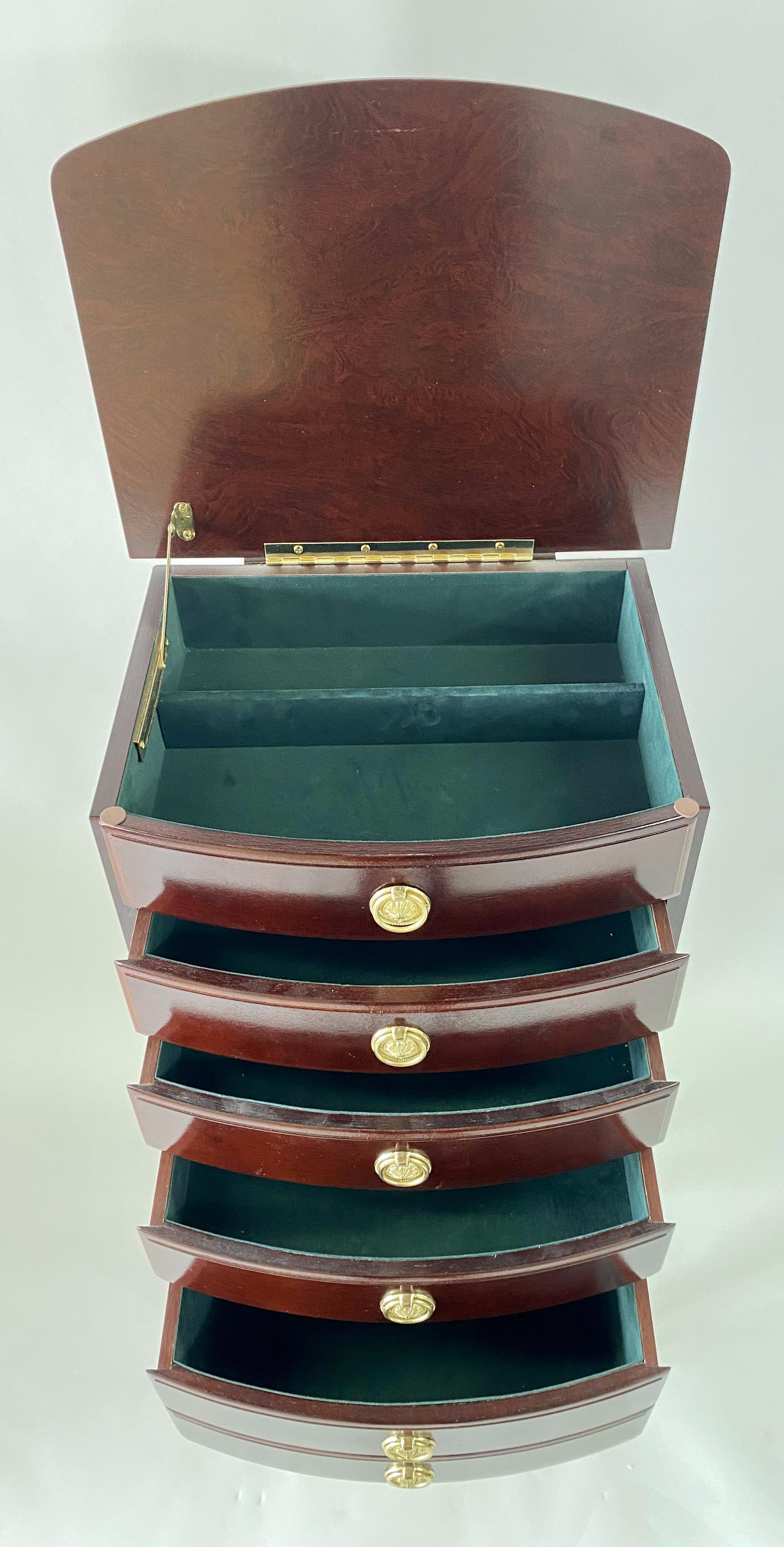 20ième siècle Table d'appoint en forme de coffre à couverts Mahagony de Thomas Pacconi en vente