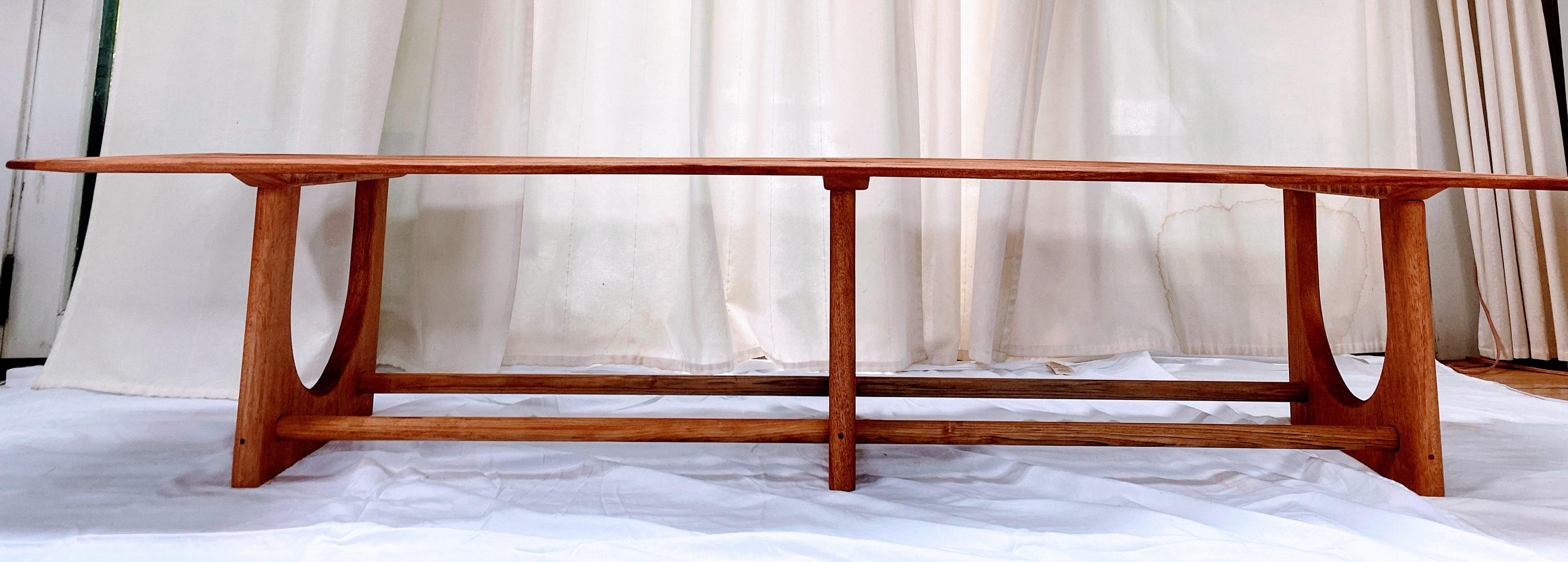 Cette table basse (photo) est fabriquée en acajou et huilée avec une huile de teck claire et chauffée. La table peut être construite en teck, en acajou ou simplement teintée/peinte à partir de bois de PT. Bien que conçue pour l'extérieur, cette