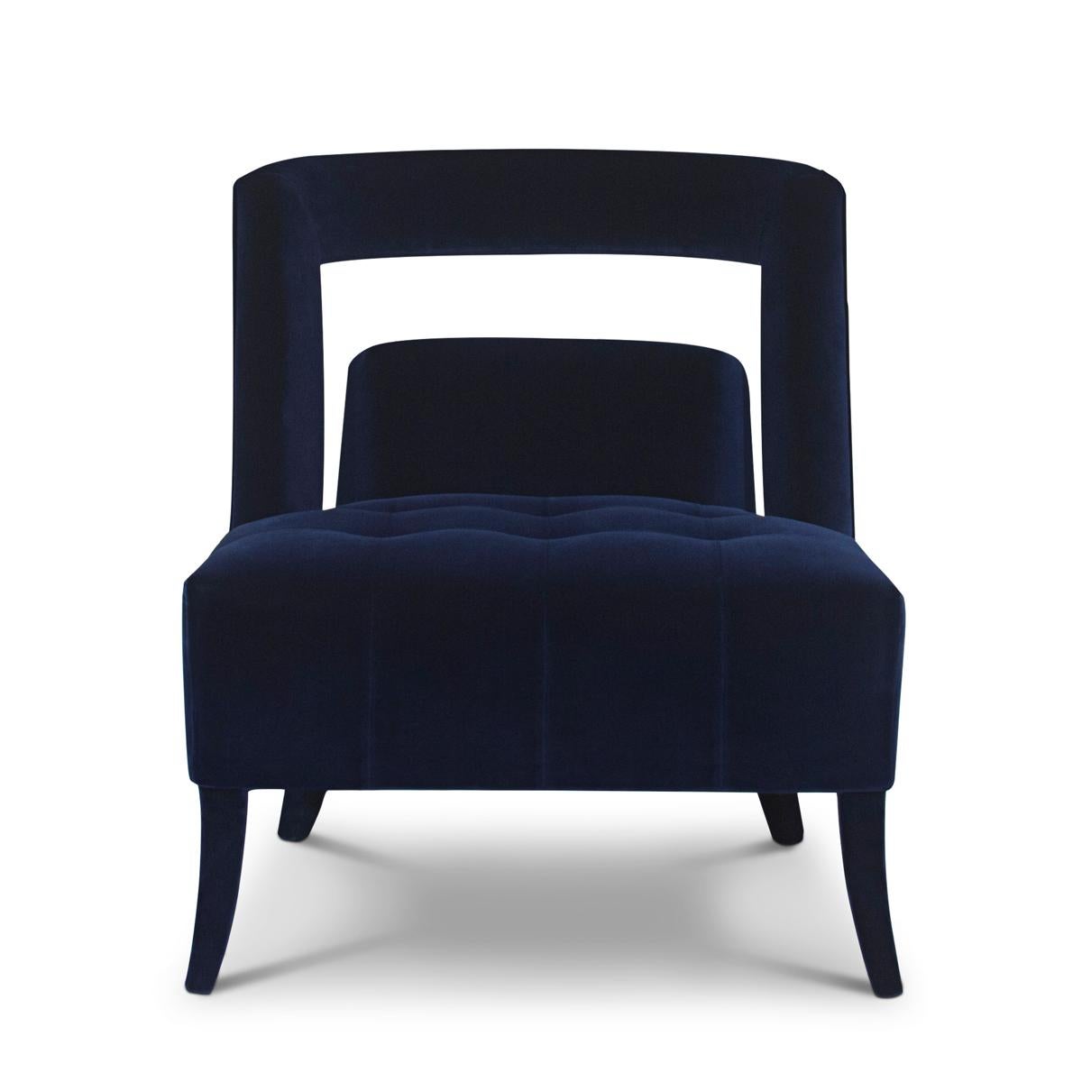 Armchair Mahal with structure in solid wood and 
covered with deep blue velvet fabric. Fully upholstered.
With nails in nickel finish.
Also available with other fabrics on request.