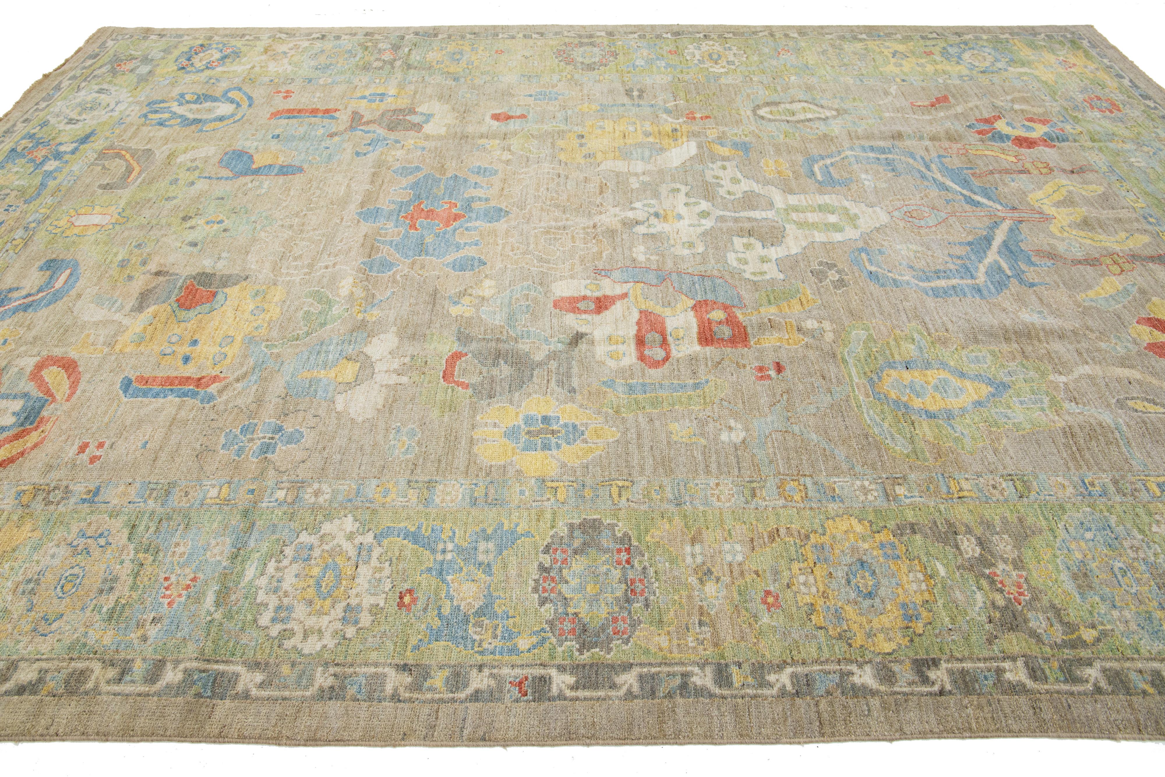 Pakistani  Mahal  Room Size Wool Rug with Contemporary Floral Design For Sale