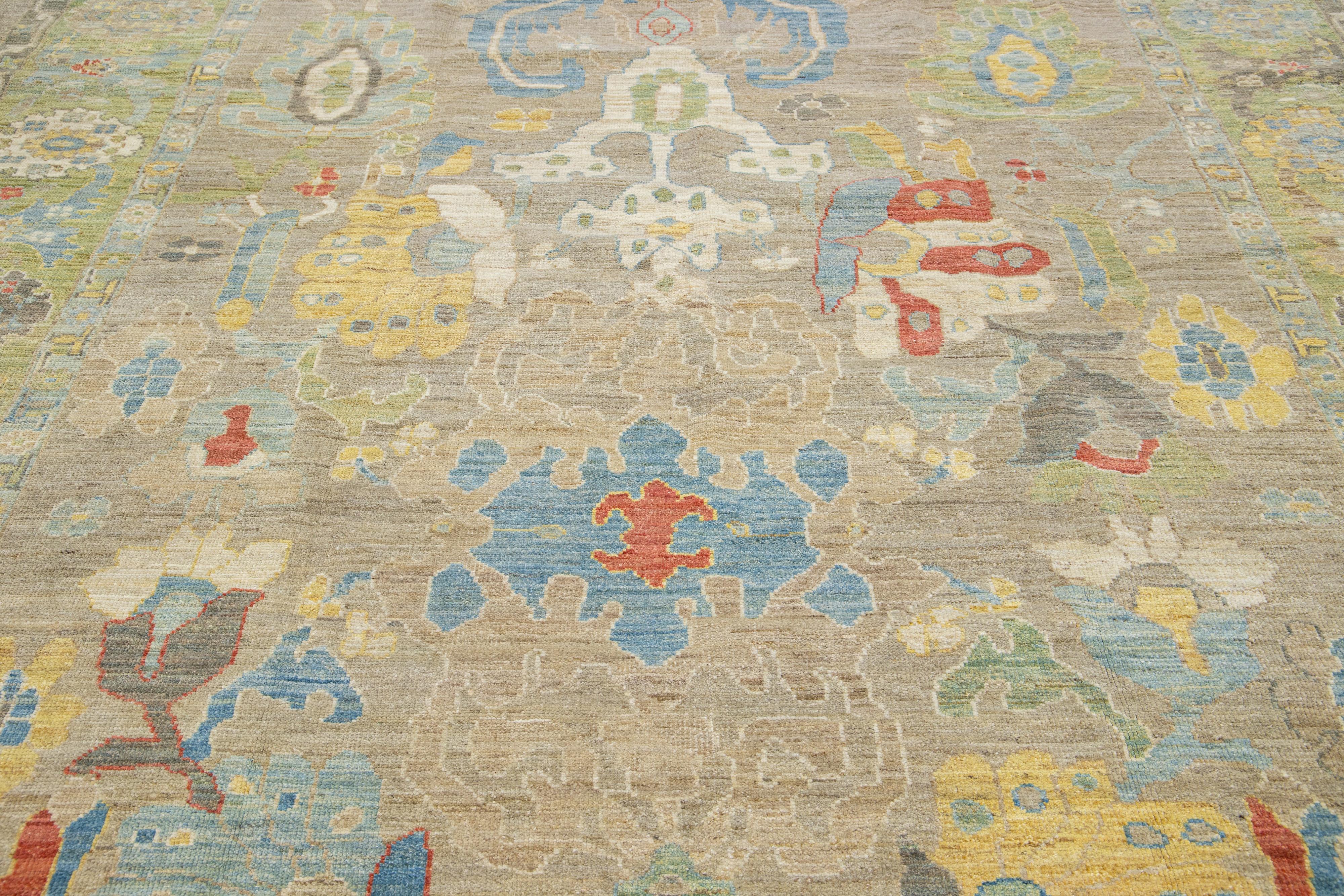  Mahal  Room Size Wool Rug with Contemporary Floral Design In New Condition For Sale In Norwalk, CT