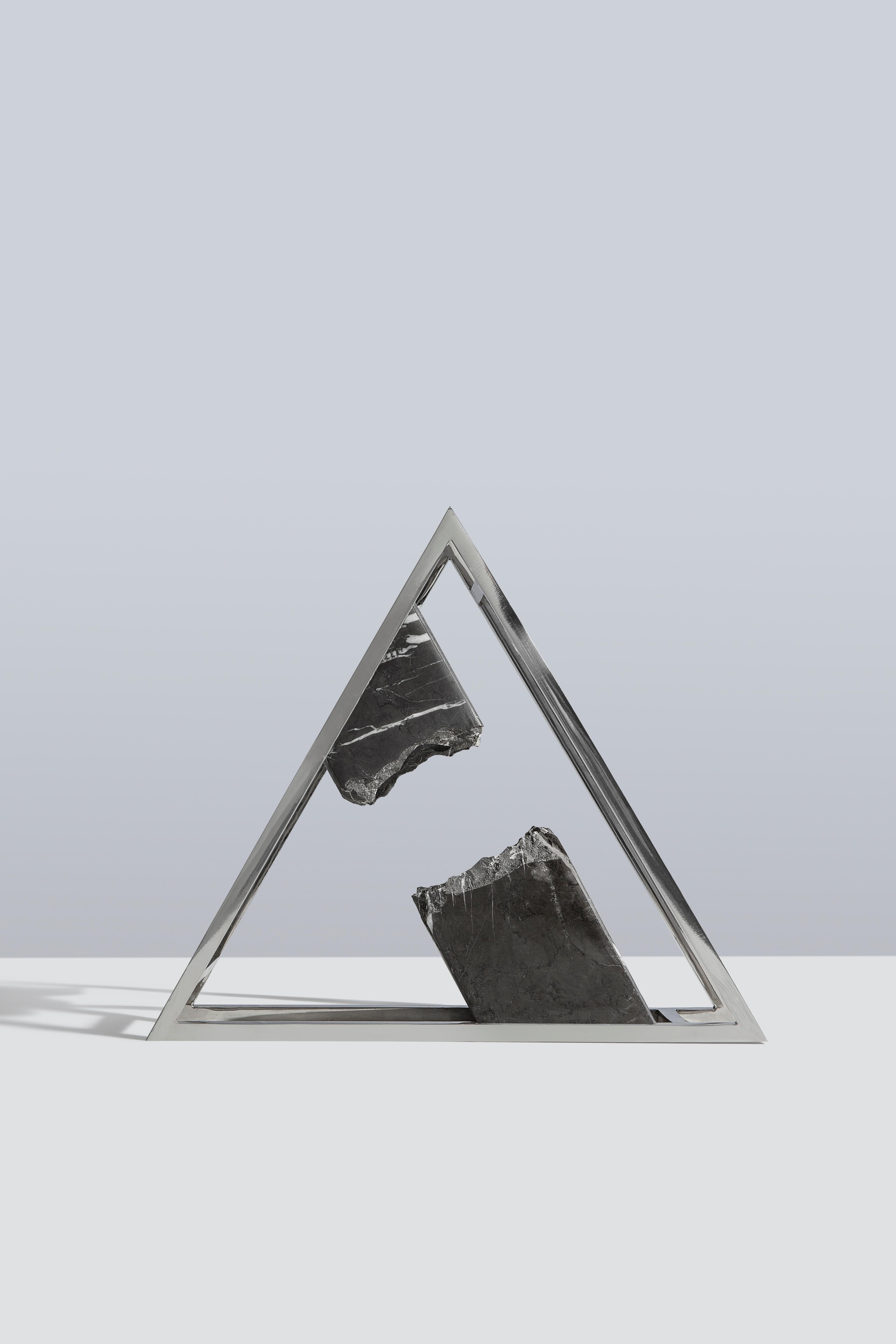Vase Mahar d'Elham Nejati
Dimensions : Ø 30 x H 35 cm
Matériaux : Marbre noir, acier inoxydable.

Elham Nejati :
