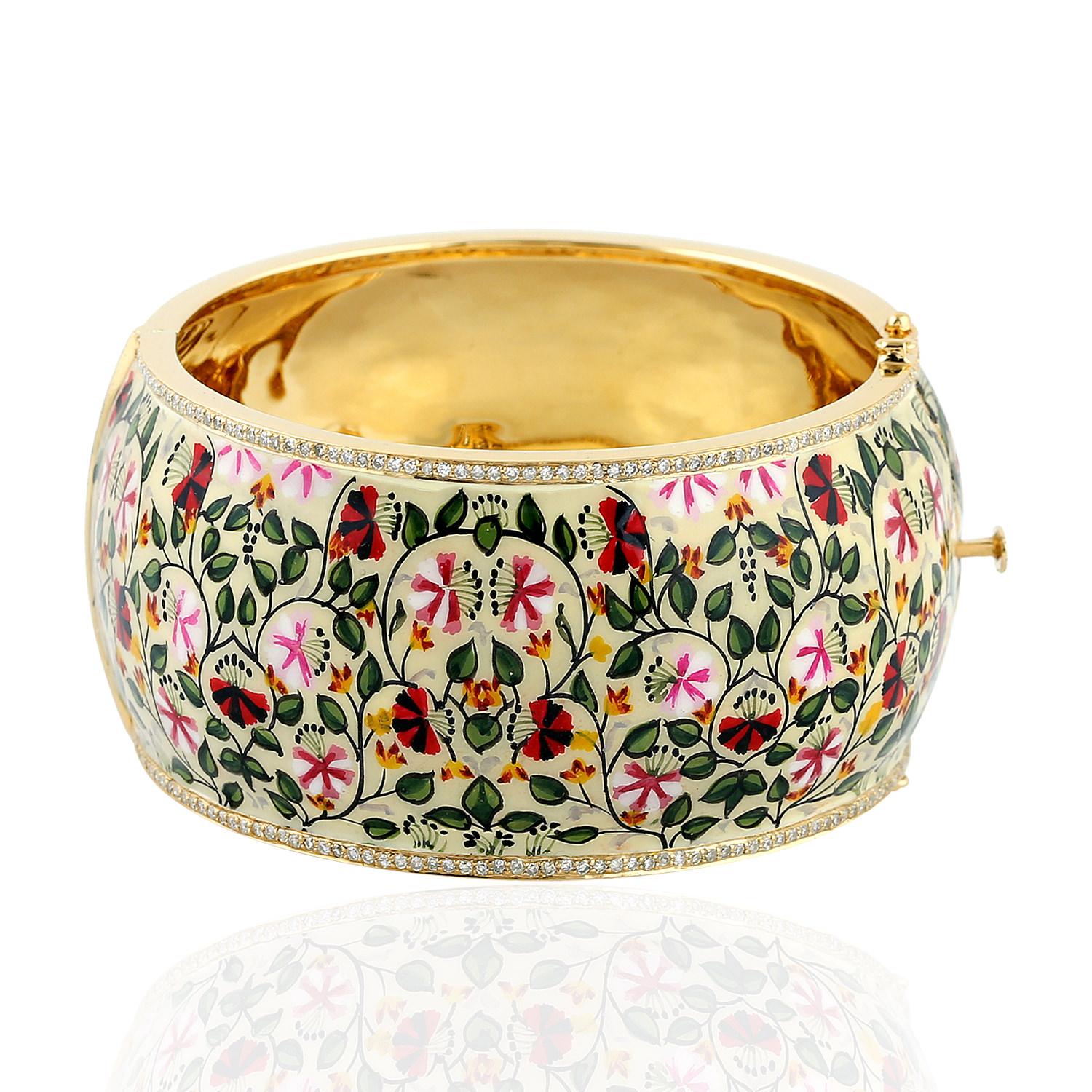 Ce bracelet Maharaja présente des miniatures uniques peintes à la main, serties d'or 18 carats, d'argent sterling et de diamants de 2,28 carats.  Ce magnifique bracelet est rempli d'art floral complexe avec des feuilles ivoires, rouges et vertes.