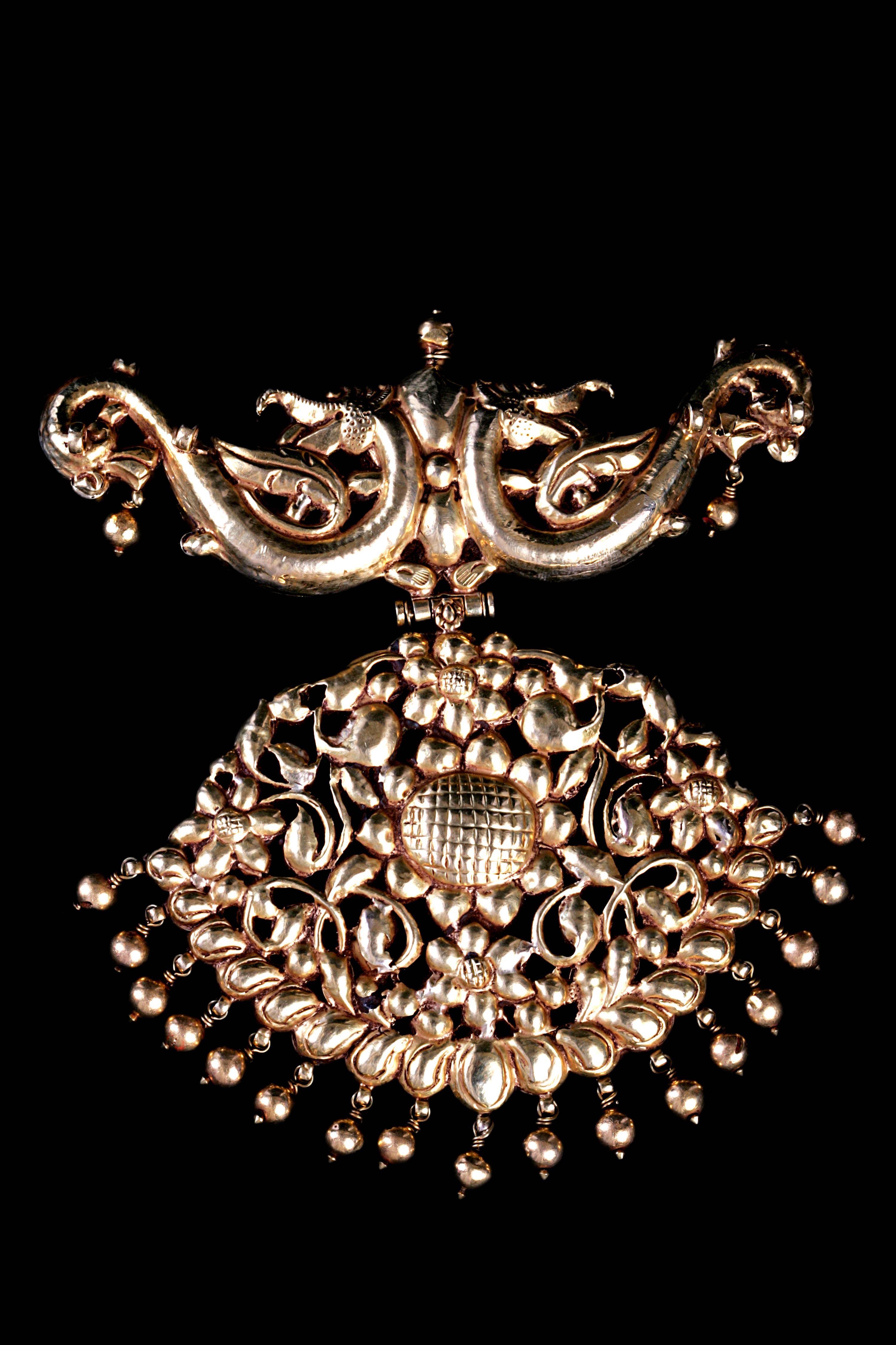 Important old Maharaja gold cardial pendant with Makaras, rubies, emeralds, diamonds and golden hanging spheres. The back shows a floral motif with stunning workmanship of repousse technique, perphaps more beautiful than the front. It comes on a