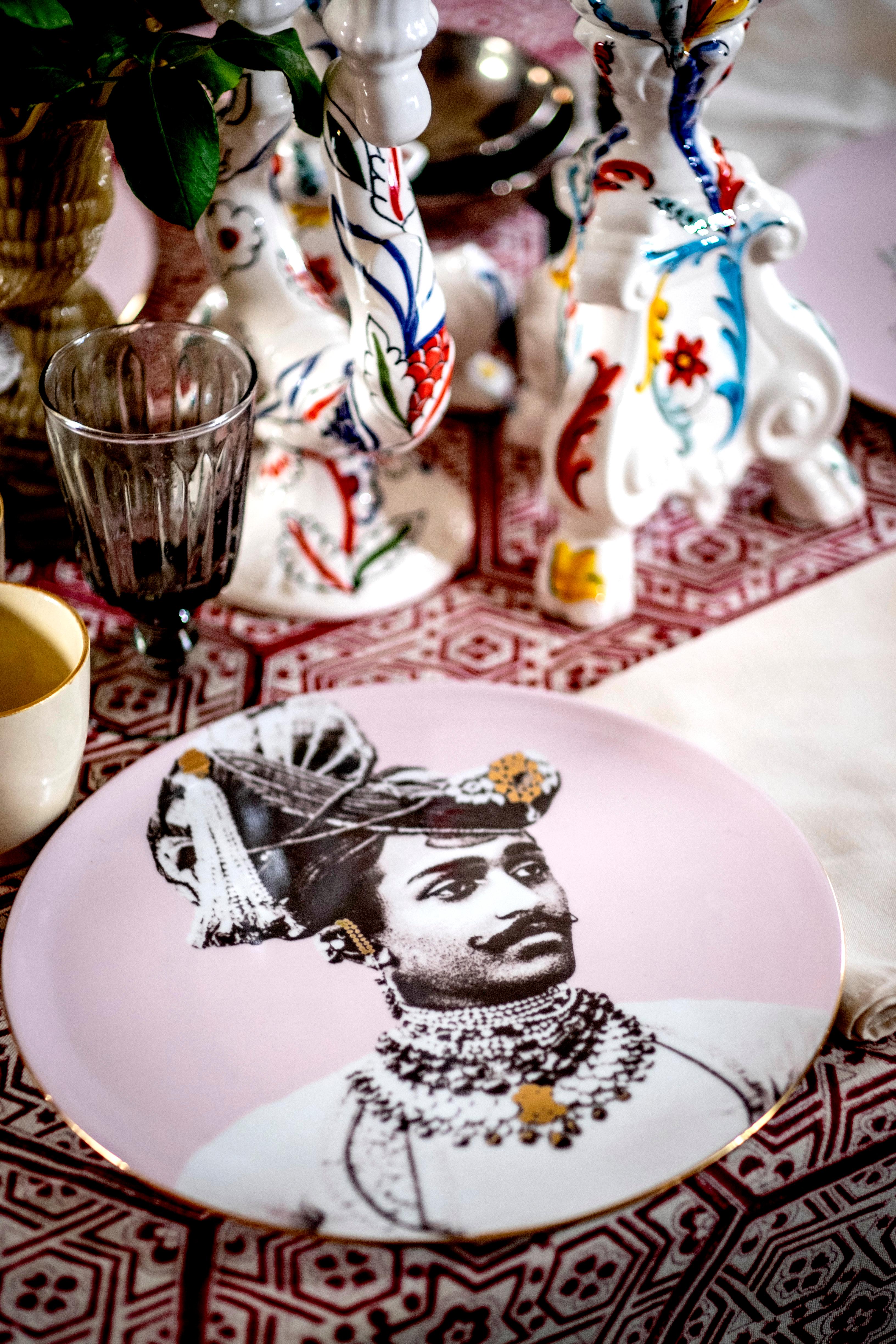 'The Silk Road' is a project that gives hommage to this legendary route that during centuries has meant exositism and travels. These line of porcelain dinner plate dedicated to India is the first part of this project and brings to us the portraits