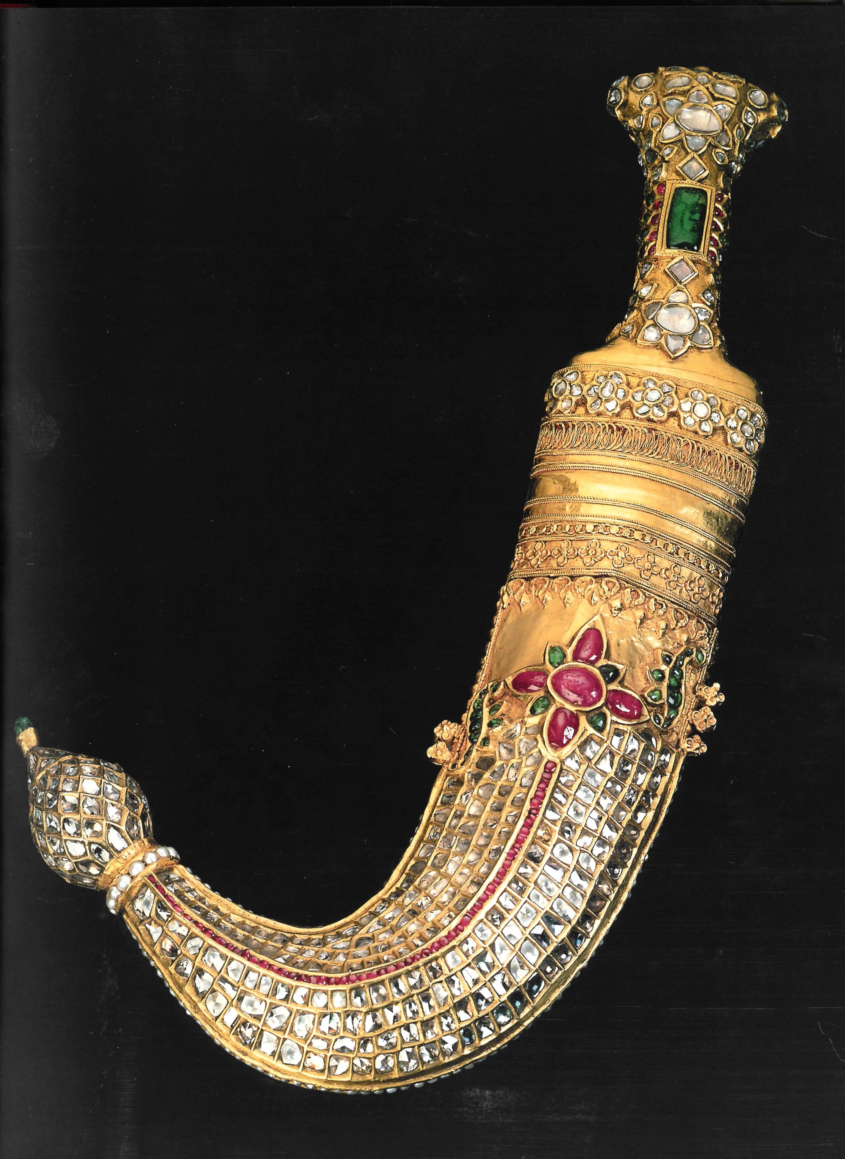 Le cœur de ce livre richement photographié est la rencontre entre la magnificence des princes indiens et les meilleurs créateurs de bijoux européens au XXe siècle, lorsque de nombreux maharajas se rendaient en Europe avec des malles remplies de