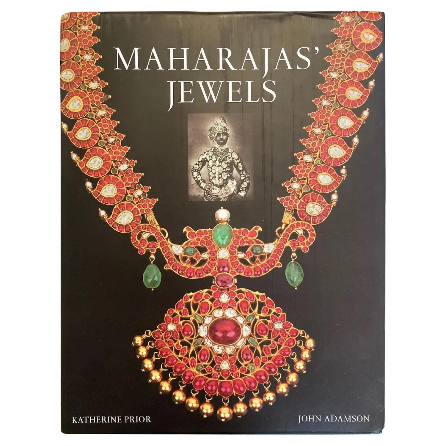 Maharaja's Jewels Table Book von Katherine Prior, Assouline.
Die Geschichten indischer Prinzen und ihrer Juwelen und Edelsteine werden in dieser illustrierten Erzählung zusammengeführt, die den Aufstieg und Fall der führenden indischen Königshäuser