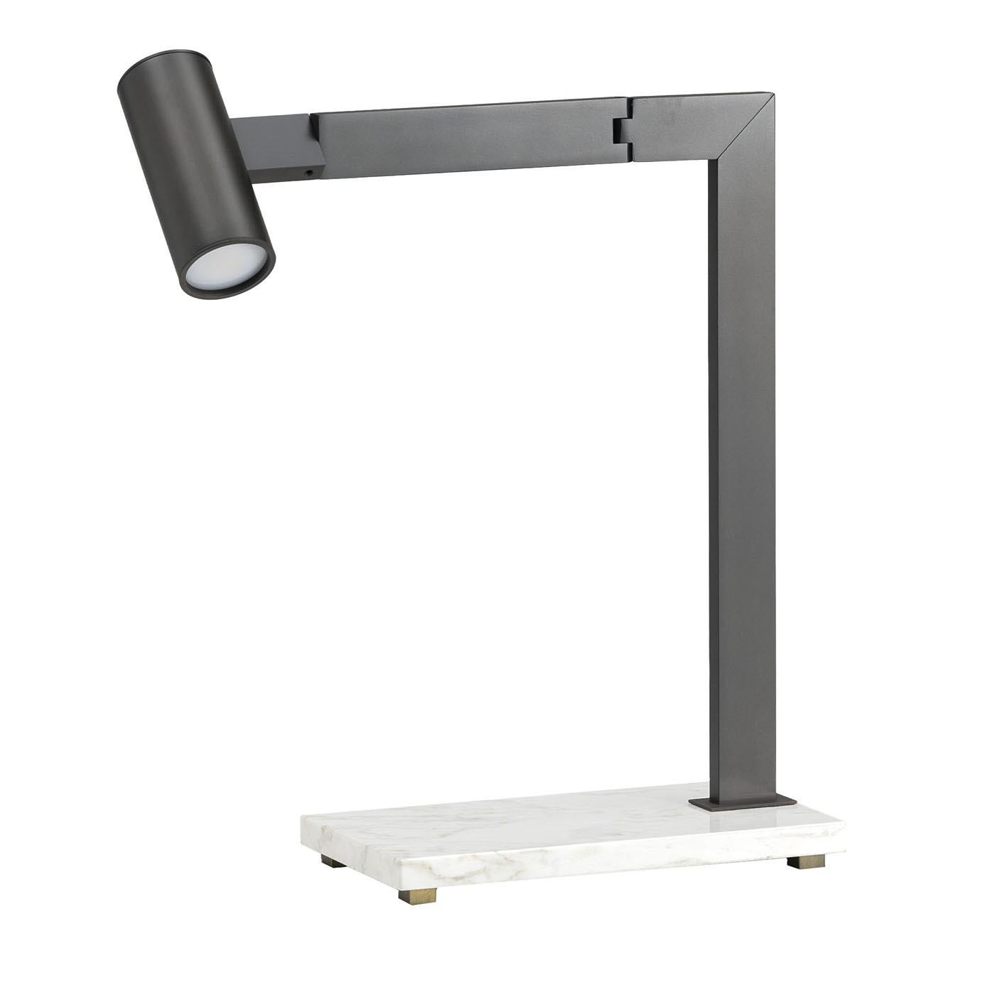 Superbe pour compléter une table de nuit ou un bureau, cette lampe de table est une savante synthèse de rigueur et d'opulence. Un pied lumineux et précieux en marbre blanc ne fait qu'interrompre la noirceur de la structure générale finie en laiton