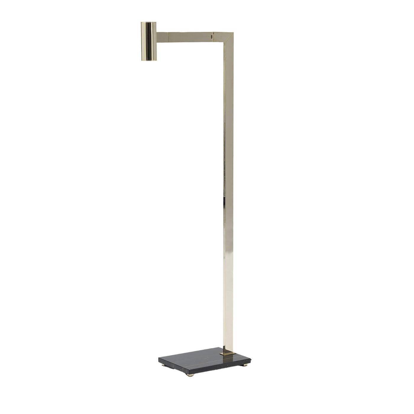 Elegante en su silueta rigurosamente esculpida, esta lámpara de sobremesa será un complemento perfecto para decoraciones contemporáneas refinadas. La base rectangular de mármol negro, que sirve de lujoso soporte al cuerpo angular acabado en latón