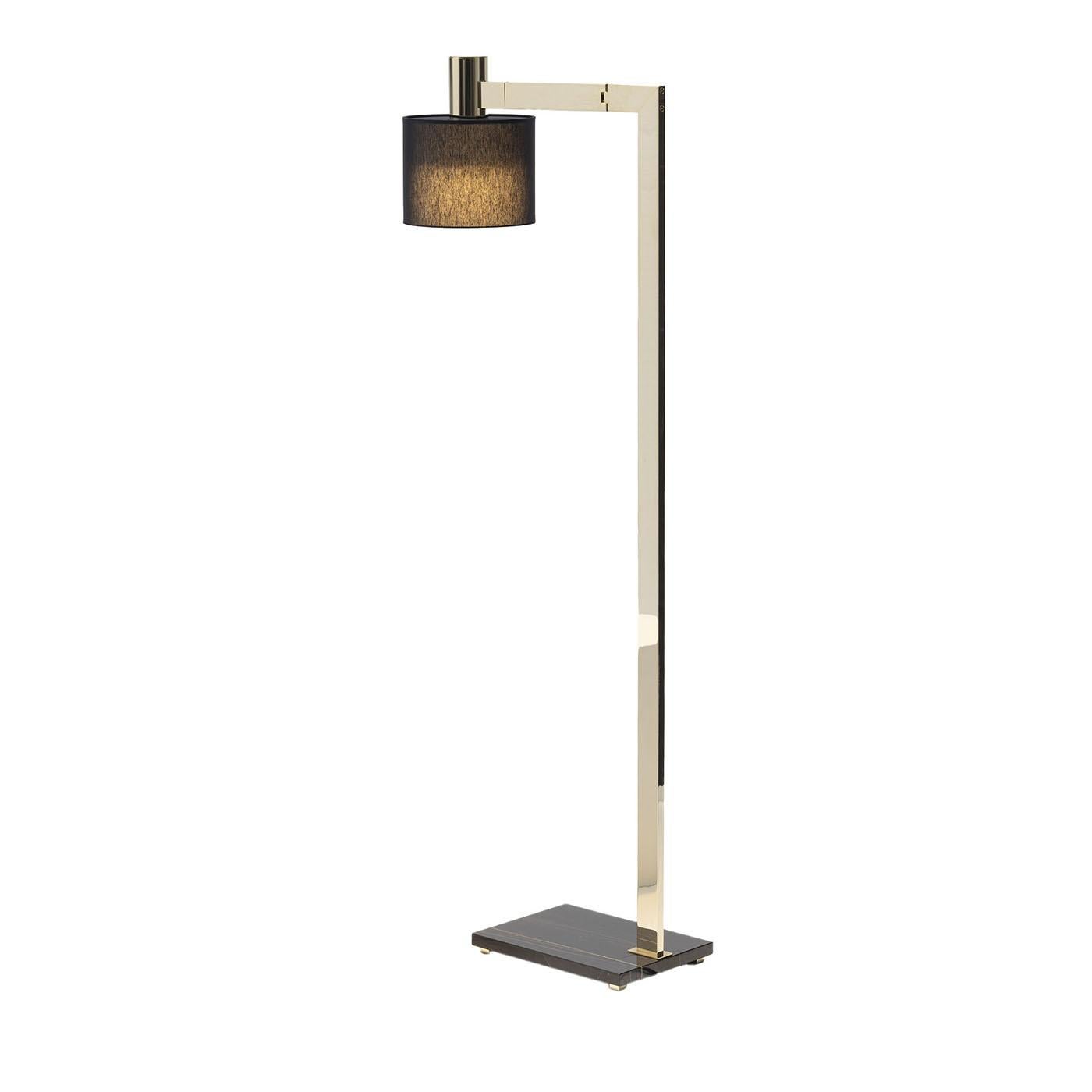 Célébration de l'élégance contemporaine, ce lampadaire associe harmonieusement des finitions séduisantes et des profils rigoureux. La lueur raffinée qui filtre à travers l'abat-jour cylindrique en tissu est émise par une paire de sources LED (4,8 W
