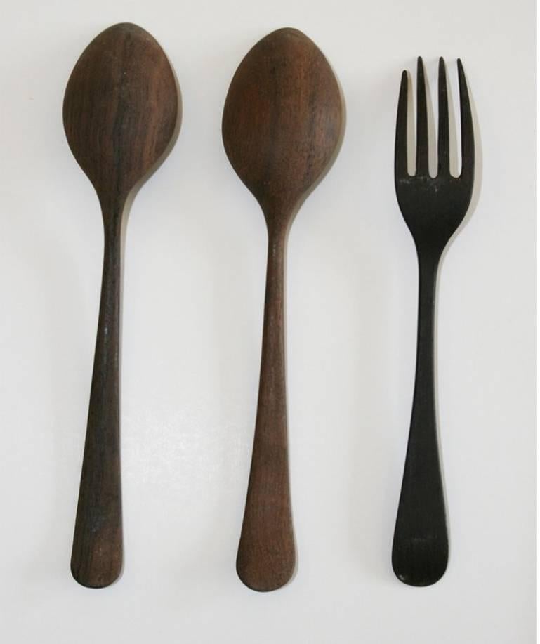 - Bol alimentaire en métal d'importance historique, deux cuillères et une fourchette en bois appartenant au Mahatma Gandhi, 
