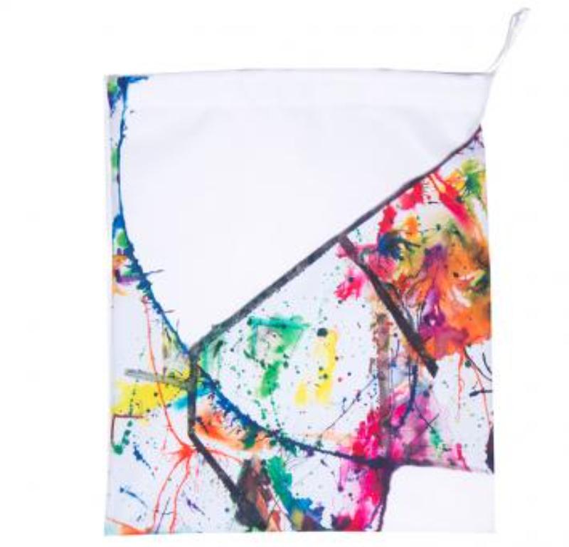 Rene Caovilla a collaboré avec les artistes déterminés du Mawaheb Art Studio pour créer quatre ensembles exceptionnels de boîtes à chaussures et de sacs à poussière en édition limitée qui présentent les œuvres d'art des étudiants inspirés du studio.